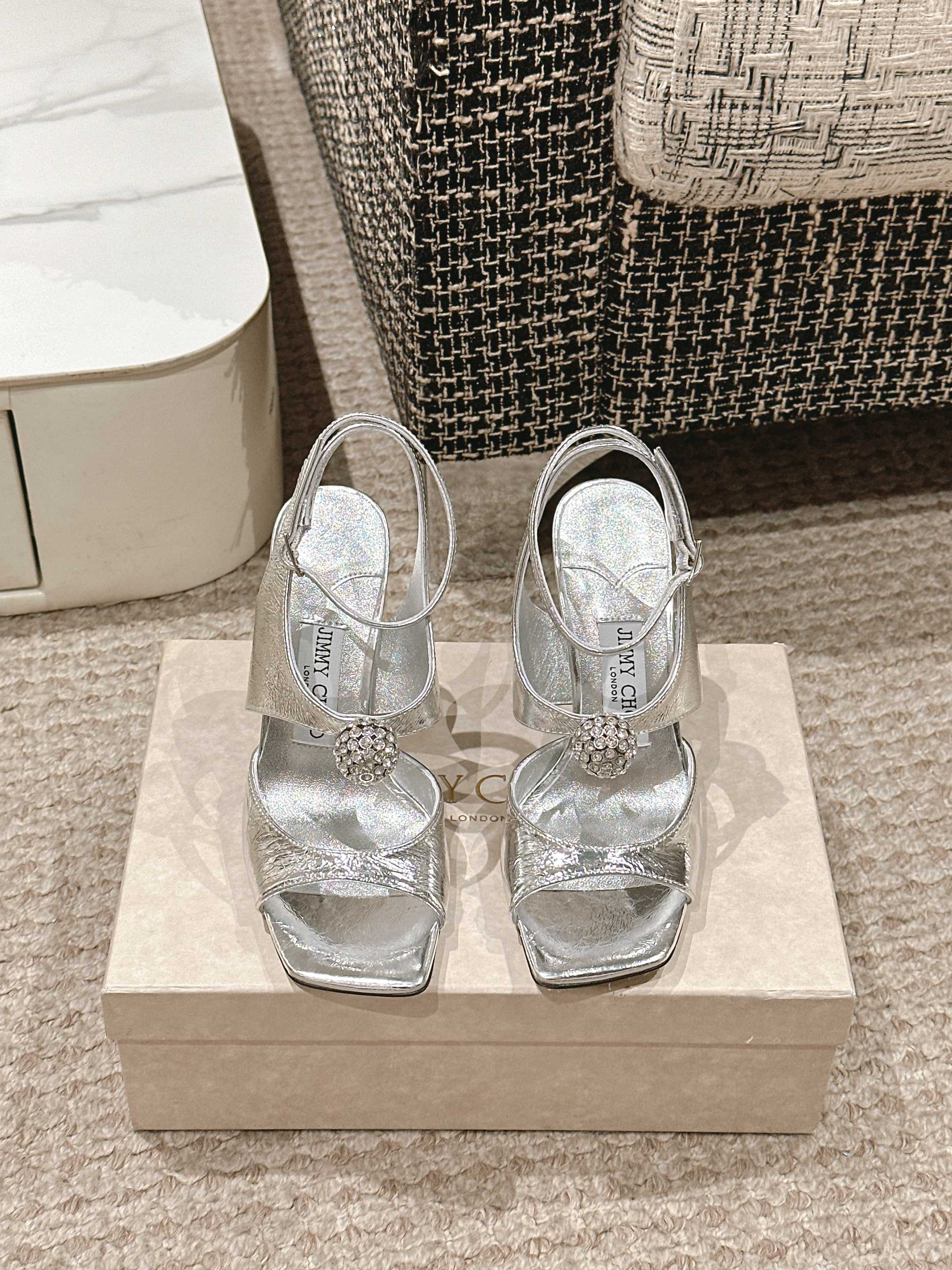 NO:225873,JimmyChoo Jimmy Week 25/ Early Spring New Product Orb Pump Extra Shaped Crystal Diamond Buckle High Heels Song Qian's Same Model Encounter Luxury Not only a pair of shoes, but also a work of art. It carries exquisite craftsmanship and fashion aesthetics, and is an indispensable treasure in every woman's shoe cabinet that pursues quality and style. Wear it, start your own fashion legendary journey and let every step out of the bright stars!  Fabric: Open-edge mirror patent leather Inner: Soft sheepskin Outsole: Italian leather outsole Heel height: about 9.5 Size: #35-42 (40.41.42 Custom made without return), high heels sandals, jimmy choo, jimmy choo, sandals, high heels, sheepskin, Leather soles19860909JimmyChoo吉米周 25/ 早春新品 Orb Pump异形 水晶钻扣 高跟鞋 宋茜同款 邂逅奢华 不仅仅是一双鞋子,更是一件艺术品,它承载着精湛工艺与时尚美学,是每位追求品质与风格的女性鞋柜中不可或缺的珍藏.穿上它,开启属于你的时尚传奇之旅,让每一步都踏出璀璨星光！ 面料: 开边珠镜面漆皮 内里: 柔软羊皮 大底: 意大利真皮大底 跟高: 约9.5 Size: #35-42(40.41.42定做不退换）,高跟鞋凉鞋,jimmy choo,jimmy choo,sandals,high heels,sheepskin,Leather soles,Women's Shoes