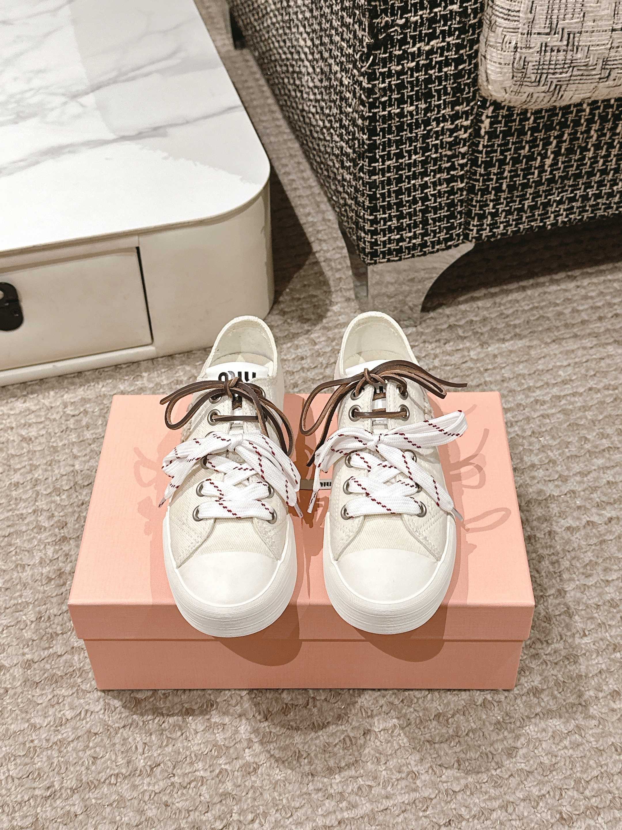 NO:260773,MIU MIU 2025ss Miao Miao retro style biscuit shoes casual canvas shoes double lace cloth shoes. A pair of shoelace cloth shoes that are popular with the hot pair of shoelace cloth shoes. Simple and high-end and casual match are very comfortable to wear. It is a must-have for the year!  The latest spring and summer catwalk cloth shoes are popular among domestic and foreign bloggers. The Xiaohongshu grass planting series, the retro and fashionable footwear is beautiful. The simple sports shoe design is very recognizable. The shoe tongue creates a Buddhist sweet casual style and a casual match!  Customized high-density canvas, upsole, non-slip rubber outsole, size: 35-39 (40 custom made, non-return, exchange), casual shoes/sports, miumiu, sneakers19860909MIU MIU 2025ss缪缪复古风饼干鞋休闲帆布鞋双鞋带布鞋 颜值担当火爆双鞋带布鞋不得不入的一款～简约高级随意搭配上脚非常舒适,年度必入款！春夏最新走秀款布鞋国内外博主刷爆的一款,小红书种草系列,复古又时髦上脚美炸了简约的运动板鞋设计,极具辨识度的鞋舌,打造佛系甜美的休闲风上脚气场十足随意搭配！ 鞋面定制高密度帆布 大底防滑橡胶大底 码数: 35-39(40定做不退换）,休闲鞋/运动鞋,miumiu,sneakers,Women's Shoes