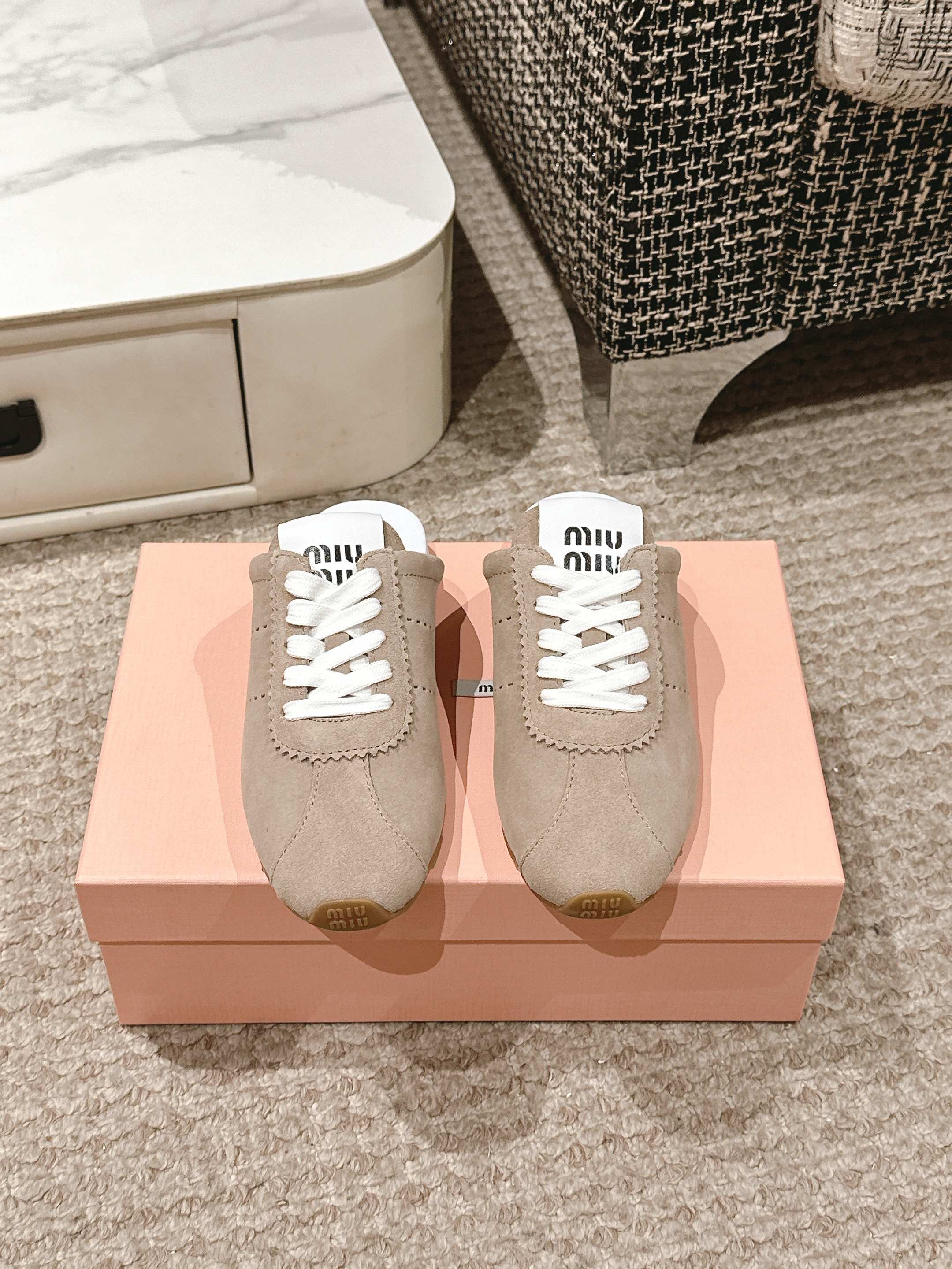 NO:260771,MIUMIU 2025 Early Spring New Baotou Slippers 2025 Early Spring Latest MIUMIU Baotou Drag, the official website synchronizes the higher version!  The original cowhide fabric is matched with exquisite bud edges, and every inch of leather exudes a low-key luxury, which is 