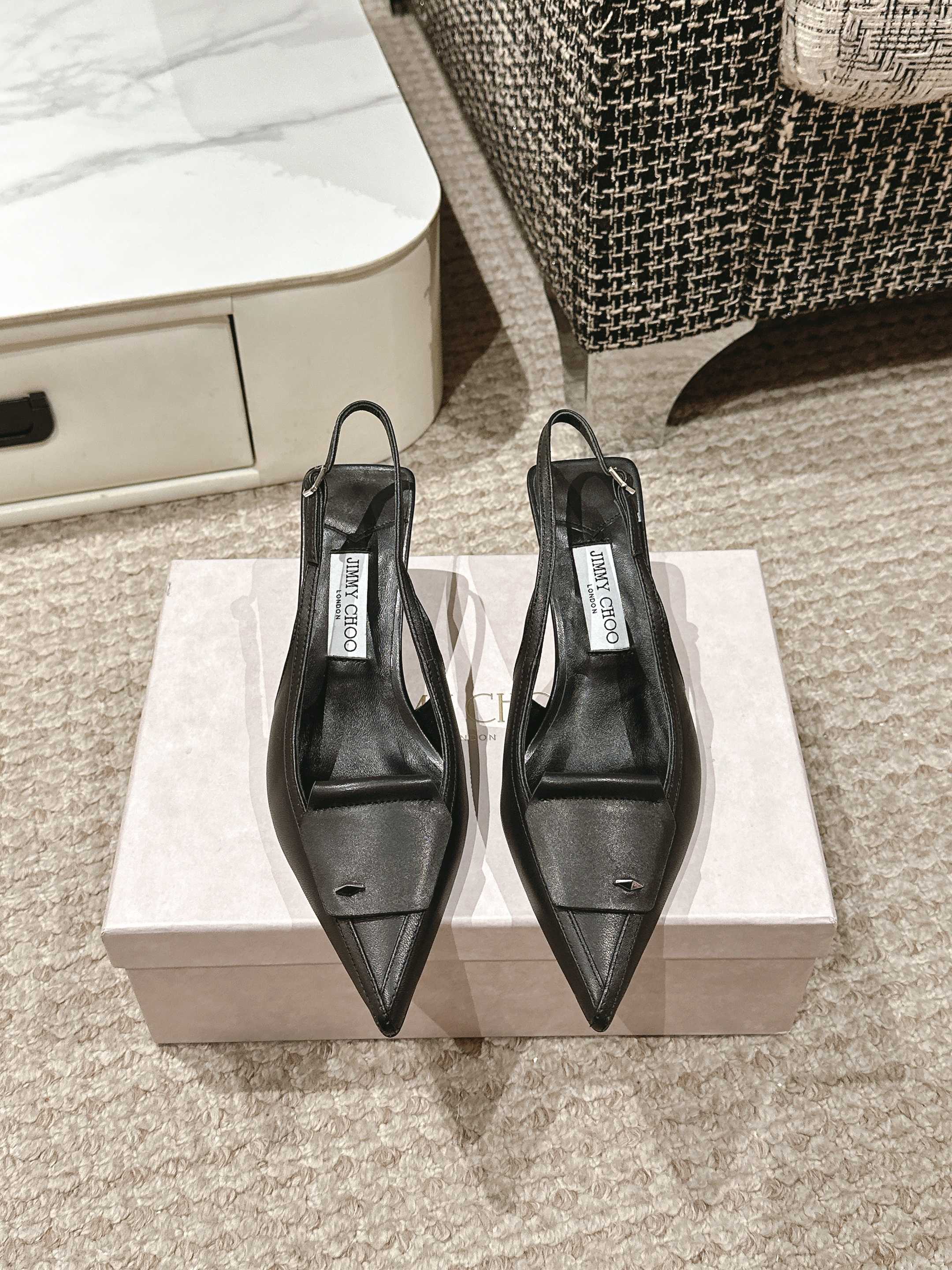 NO:260769,Jimmy Choo Jimmy Week 25/ Latest Frances pointed toe buckle, slim heels, high heels, Song Qian's same style, encounter luxury. Not only a pair of shoes, but also a work of art. It carries exquisite craftsmanship and fashion aesthetics, and is an indispensable treasure in every woman's shoe cabinet that pursues quality and style. Wear it, start your own fashion legendary journey, and let every step out of the bright stars!  Fabric: Original cowhide Sole: genuine leather outsole Heel height: 6cm Size: #35-40 (40 custom made without return or exchange), high heels sandals, jimmy choo, jimmy choo, sandals, high heels, cowhide, Leather soles19860909Jimmy Choo吉米周 25/ 最新 Frances 尖头搭扣 细跟 高跟鞋 宋茜同款 邂逅奢华 不仅仅是一双鞋子,更是一件艺术品,它承载着精湛工艺与时尚美学,是每位追求品质与风格的女性鞋柜中不可或缺的珍藏.穿上它,开启属于你的时尚传奇之旅,让每一步都踏出璀璨星光！ 面料: 原版牛皮 鞋底: 真皮大底 跟高: 6cm Size: #35-40（40定做不退换）,高跟鞋凉鞋,jimmy choo,jimmy choo,sandals,high heels,cowhide,Leather soles,Women's Shoes