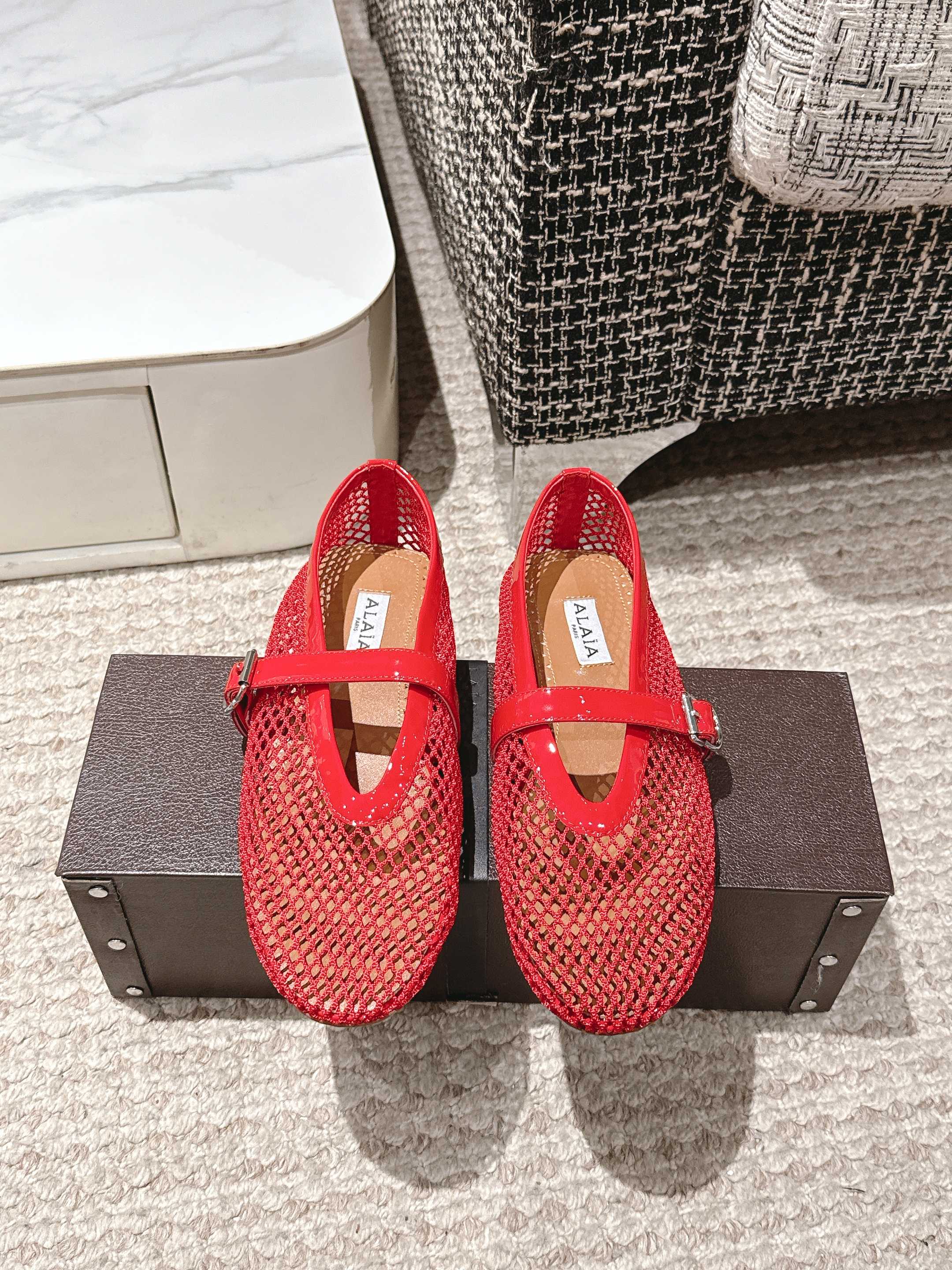 NO:424165,#Top version Alaia 25ss/ catwalk flat mesh shoes ballet shoes The popular flat shoes that are popular all over the world. The same style of Zhang Xiaohui, sweet and cool ballet style. A popular ballet shoes that are romantic and charming. Comfortable and versatile. Different styles can be easily controlled by different styles. Whether it is jeans, suit pants, or pleated skirts, you can enhance your outfit to fashion, elegance and excellence. Original custom imported mesh, inner footbed imported sheepskin, outsole original rubber non-slip sole, size 35-39 (40.41 custom made without return or exchange), ballet shoes, alaia, flats, skirts, jeans, business suit, sheepskin19860909#顶级版本 Alaia 阿莱亚25ss/ 走秀款平底网面鞋芭蕾舞鞋 风靡全球超火的平底鞋 章小蕙同款 甜酷芭蕾风 人气超高的一款芭蕾舞鞋,浪漫又迷人 舒适百搭配上不同款式,不同风格都能轻松驾驭,无论牛仔裤,西装裤,还是百褶裙,都能将你的穿搭提升到时尚,优雅和卓越之中 面料原版订制进口网面 內里垫脚进口羊皮 大底原版橡胶防滑大底 码数35-39（40.41订做不退换）,芭蕾舞鞋,alaia,flats,skirts,jeans,business suit,sheepskin,Women's Shoes