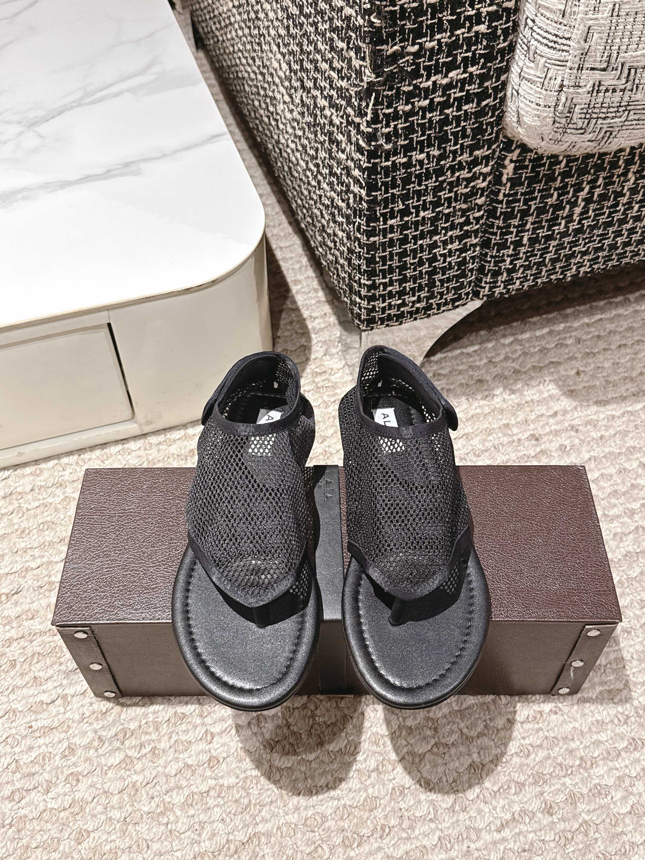 NO:424113,Alaia 25/ New spring and summer style, same style as stars, clip toe, fishnet shoes, ballet shoes, light and breathable, relaxed summer aesthetic, breathable mesh, sun and moon, interwoven with a faint sense of translucent aesthetic, mesh design, full breathable, breathable, not stuffy, round toe design, free up toe space, can be worn with thin socks or barefoot, buckle design, don't worry about heeling loss when running, original custom mesh, water dyed sheepskin, outsole original rubber outsole Size#35-40 (40 custom made without return or exchange), split-toe shoes sandals, alaia, sandals, sheepskin19860909Alaia 阿莱呀 25/ 春夏季新款 明星同款 夹趾 渔网鞋 芭蕾舞鞋 轻盈透气 夏日松弛美学透气网面日月光倾泻 交织出若隐若现的透感美学 网面设计 呼吸感拉满 透气不闷热 圆头设计释放脚趾空间 搭配薄袜或光脚穿都可以 搭扣的设计加持跑步都不用担心掉跟问题 材质原版定制网纱 内里水染羊皮 大底原版橡胶大底 Size#35-40（40订做不退换）,分趾鞋凉鞋,alaia,sandals,sheepskin,Women's Shoes