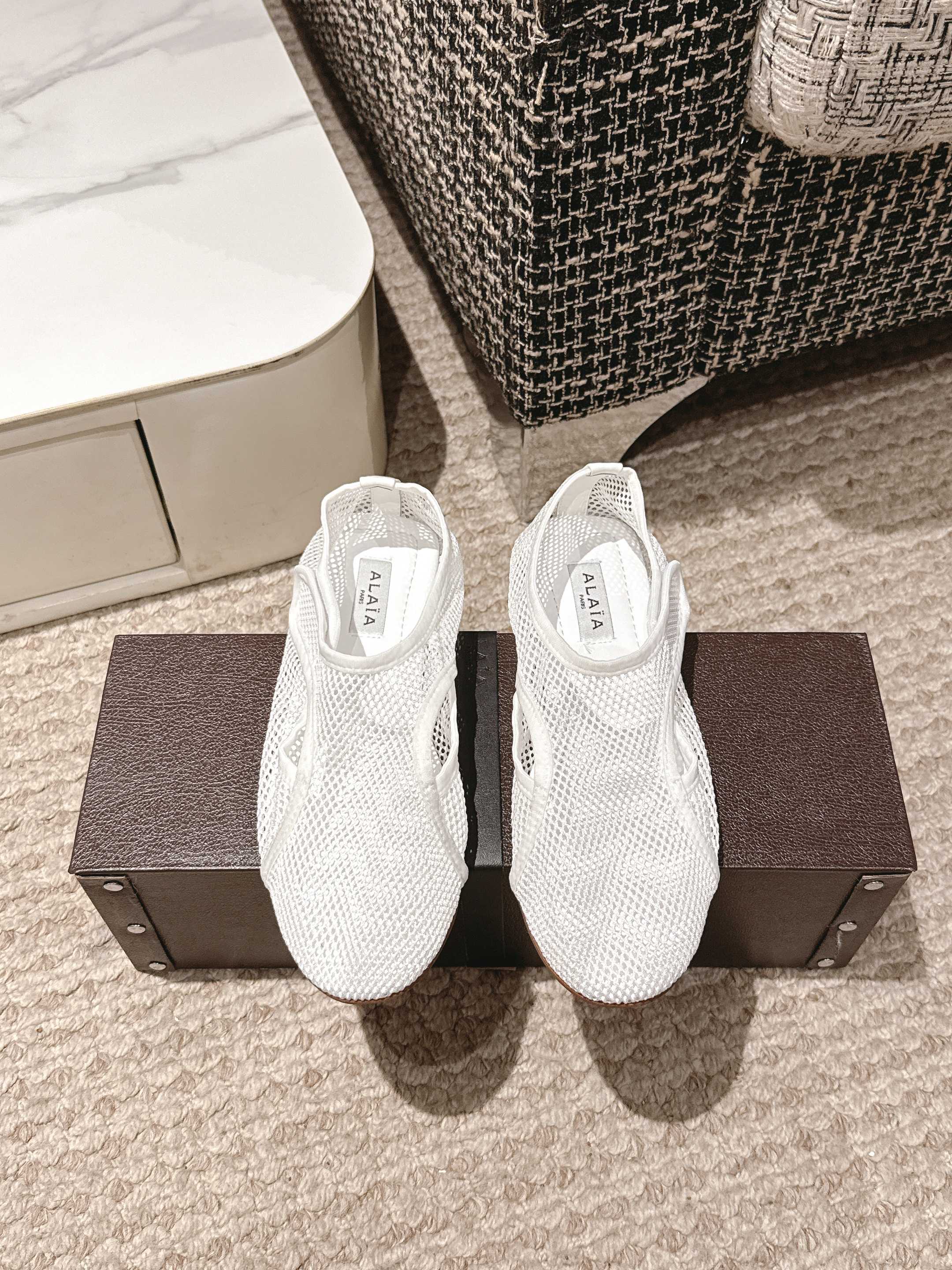 NO:424121,Alaia 25/ New spring and summer style, same style as stars, fishing net shoes, ballet shoes, light and breathable, summer relaxed aesthetic, breathable mesh, sun and moon, interwoven with a faint sense of translucent aesthetic, mesh design, full breathable, not stuffy, round toe design, freeing toe space, can be worn with thin socks or barefoot, buckle design, don't worry about heeling loss when running, original custom mesh, water dyed sheepskin, outsole original rubber outsole Size#35-40 (40 custom made, no return or exchange), split-toe shoes sandals, alaia, sandals, sheepskin19860909Alaia 阿莱呀 25/ 春夏季新款 明星同款 渔网鞋 芭蕾舞鞋 轻盈透气 夏日松弛美学透气网面日月光倾泻 交织出若隐若现的透感美学 网面设计 呼吸感拉满 透气不闷热 圆头设计释放脚趾空间 搭配薄袜或光脚穿都可以 搭扣的设计加持跑步都不用担心掉跟问题 材质原版定制网纱 内里水染羊皮 大底原版橡胶大底 Size#35-40（40订做不退换）,分趾鞋凉鞋,alaia,sandals,sheepskin,Women's Shoes