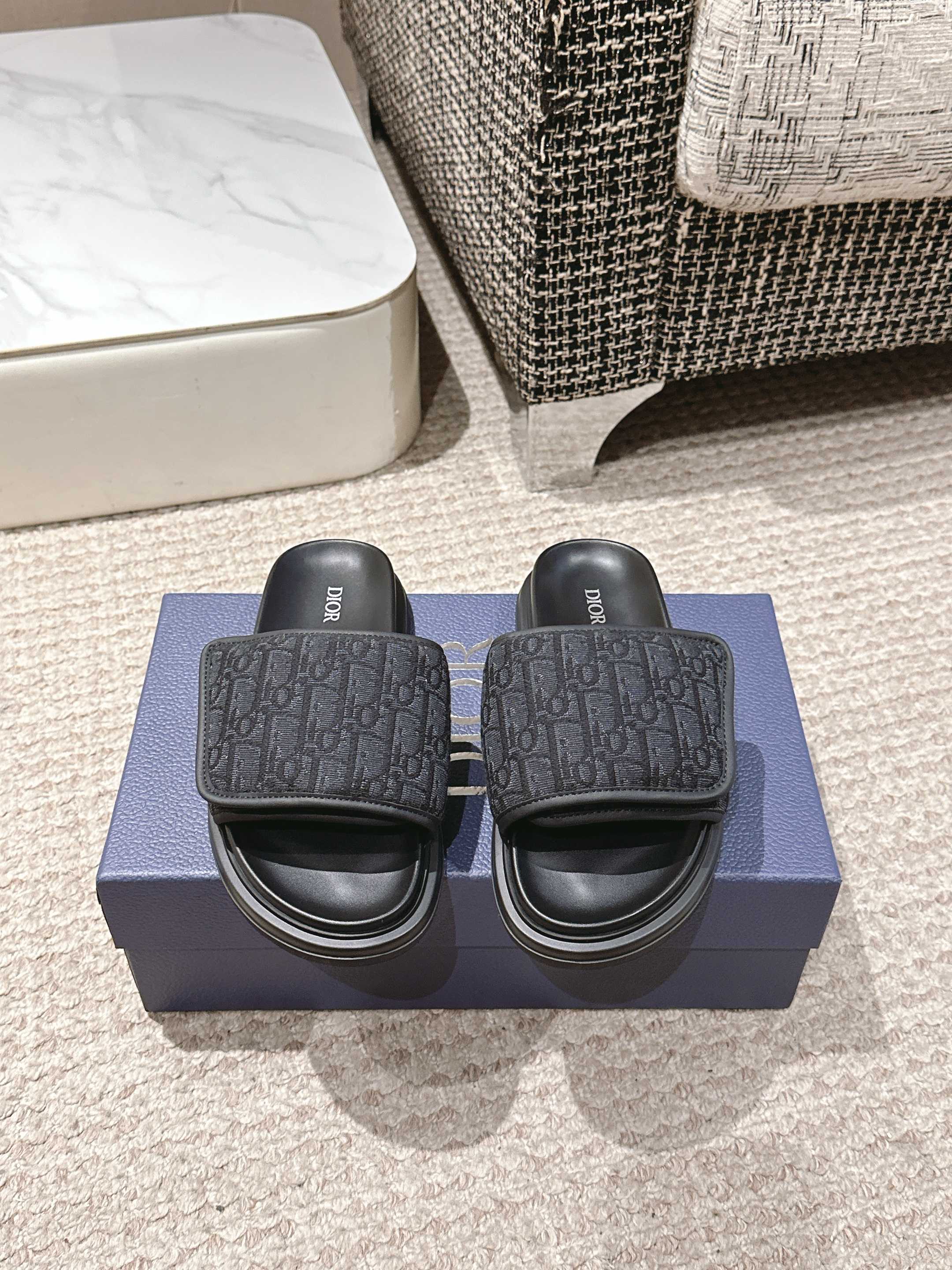 NO:438631,#Men's Top Version # Dior 25/ New Aqua Men's Summer Velcro Slippers Alias ​​Sandals are new and a leisurely and sophisticated piece. This style is made of beige and black Dior Oblique jacquard, showing the cross-band design. This sandals consist of black leather and rubber sole for optimal comfort and are enhanced by Dior Oblique anti-slip inserts that will work effortlessly with any casual look of the season. Size: #39-46, Slippers, dior, dior, sandals, slippers19860909#男款 顶级版本 # 迪奥 25/ 新款 Aqua 男士夏季 魔术贴 拖鞋 Alias凉鞋是新品,是一款悠闲而精致的作品.该风格采用米色和黑色Dior Oblique提花制成,展示了交叉带设计.这款凉鞋由黑色皮革和橡胶鞋底组成,提供最佳舒适度,并由Dior Oblique防滑插入物增强,将毫不费力地与本季的任何休闲外观搭配. Size: #39-46,拖鞋,dior,dior,sandals,slippers,Women's Shoes