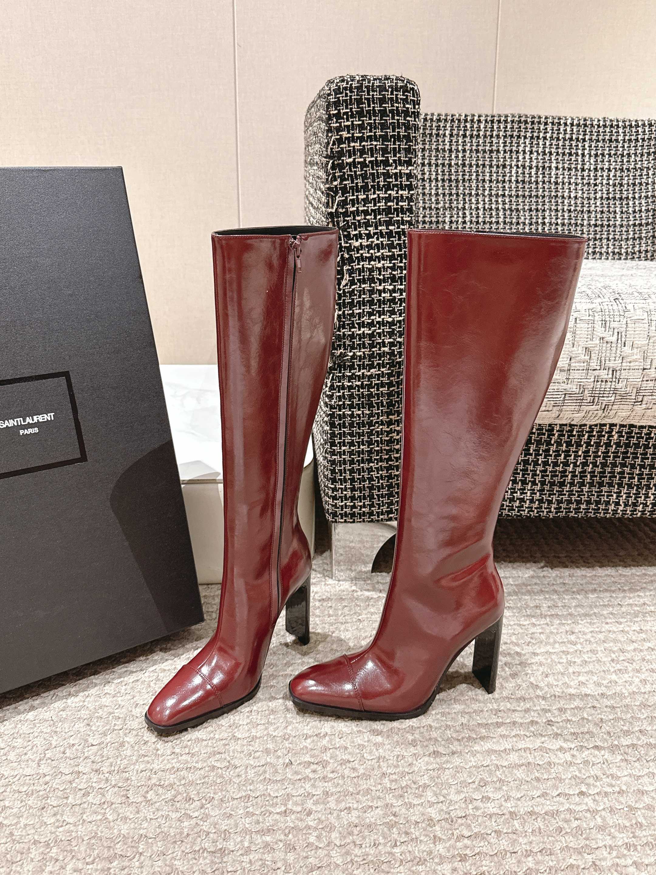 NO:438626,Saint Laurent YSL Saint Laurent Square Pointed toe High Heel Boots The highlight of this boot is its unique square pointed toe, which has a strong visual impact to bring you more charm. The design is like the finishing touch, shining brightly! The upper top layer of cowhide, water-dyed goatskin, outsole, Italian leather outsole, heel height 10cm, size 35-39 (40 custom made without return), boots, saint laurent, saint laurent, saint laurent, saint laurent, boots, cowhide, sheepskin, Leather soles19860909Saint Laurent YSL圣罗兰方形尖头高跟靴子  YSL这款靴子的设计亮点在于其独特的方形尖鞋头,强烈的视觉冲击力为您带来更多魅力气场.设计犹如点睛之笔,闪耀璀璨光芒! 鞋面头层牛皮 内里水染山羊皮 大底意大利真皮大底 跟高10cm 码数35-39（40定做不退换）,靴子,saint laurent,saint laurent,saint laurent,boots,cowhide,sheepskin,Leather soles,Women's Shoes