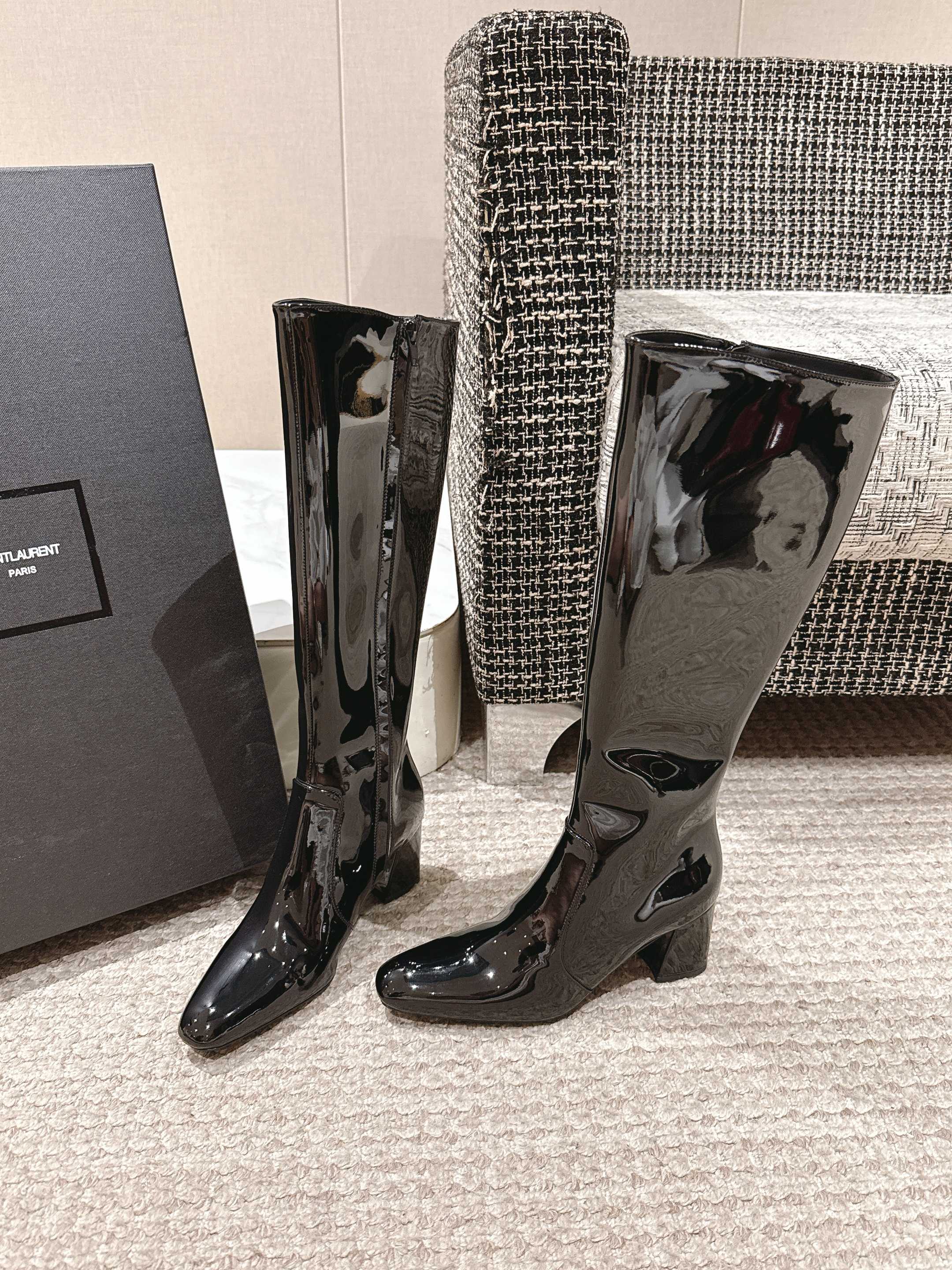 NO:438661,Saint Laurent YSL square pointed toe high heel boots The highlight of this boot is its unique square pointed toe, which has a strong visual impact to bring you more charm. The design is like the finishing touch, shining brightly! The upper top layer of cowhide, water-dyed goatskin, outsole, Italian leather outsole, heel height 7cm, size 35-39 (40 custom made, non-return and exchange), boots, saint laurent, saint laurent, saint laurent, saint laurent, boots, cowhide, sheepskin, Leather soles19860909Saint Laurent YSL圣罗兰方形尖头高跟靴子  YSL这款靴子的设计亮点在于其独特的方形尖鞋头,强烈的视觉冲击力为您带来更多魅力气场.设计犹如点睛之笔,闪耀璀璨光芒! 鞋面头层牛皮 内里水染山羊皮 大底意大利真皮大底 跟高7cm 码数35-39（40定做不退换）,靴子,saint laurent,saint laurent,saint laurent,boots,cowhide,sheepskin,Leather soles,Women's Shoes