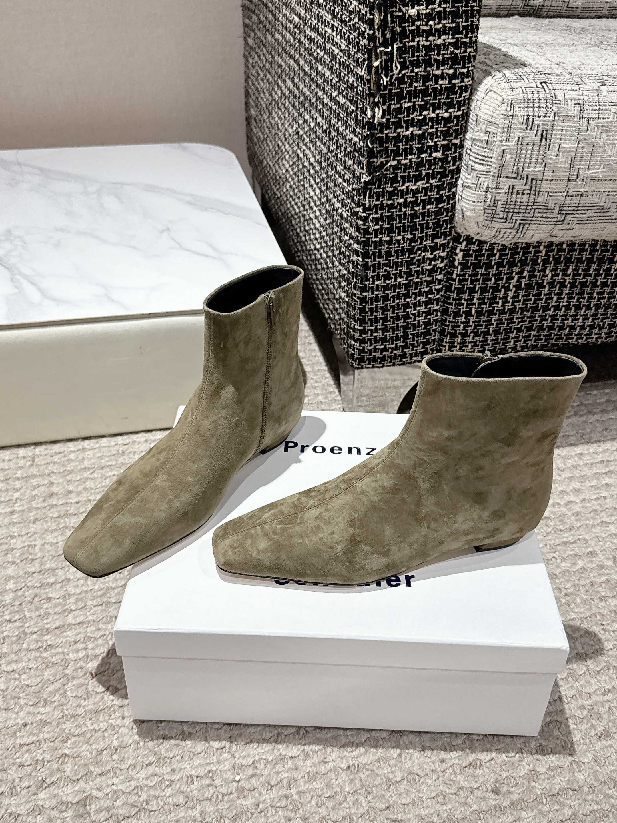 NO:476563,Niche trendy brand PROENZA SCHOULER 25SS Autumn and winter new fashion nude boots flat heel square toe side zippered short boots!  I was taken by this set of short boots in PS!  Suede texture is high-end and soft, and the unique shoe shape comes with a fashionable gene. When you put it there, the atmosphere of the fashion magazine is directly full. When you wear it, you will definitely slay the whole audience~ The overall line is smooth and three-dimensional, the leather is smooth and soft, and the square head design is more retro. The upper is made of mixed-bred sheepskin/sheep suede, inner footbed sheepskin, Italian imported original color genuine leather sole Size: 35-40 (40 is not returned or exchanged), boots, boots, sheepskin, chamois leather, Leather soles19860909小众潮牌PROENZA SCHOULER 25SS 秋冬新品时尚裸靴平跟方头侧拉链短靴！ 被PS这组短靴拿捏了！麂皮质感高级又软糯,独特鞋型自带时髦基因,往那儿一摆,时尚杂志氛围感直接拉满,穿去炸街绝对slay全场～ 整体线条流畅立体,皮质光滑柔软以质感丰富细腻的真皮打造而成,方头设计更显复古气 息. 鞋面采用混种羊皮/羊麂皮 内里垫脚羊皮 意大利进口原色真皮大底 码数:35-40（40定不退换）,靴子,boots,sheepskin,chamois leather,Leather soles,Women's Shoes