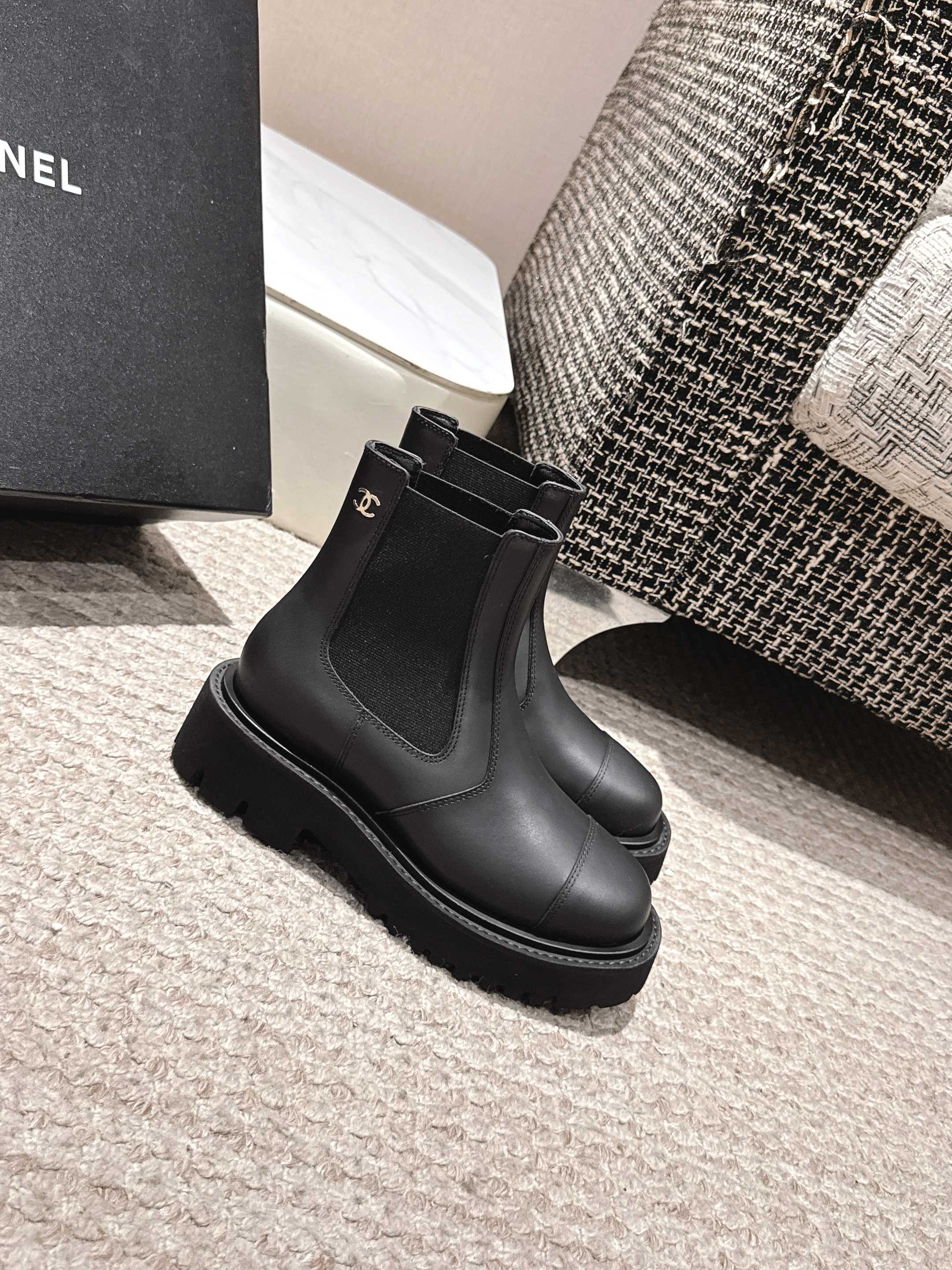 NO:476568,(Top version) Chanel 2025 Autumn and Winter Thick-soled Chelsea Boots Top original single version of Chelsea Boots that look slim. The shoe shape is three-dimensional and stylish on both the front and back. The height of the boots is just right, and the ankles are wrapped in thin shape. It’s so cool for girls to wear!  The Chelsea short boots are made of sheepskin material, which is not only soft and comfortable, but also satisfying from comfort to shoe shape. The feet feel very light, and it will make people addictive. Wear these Chelsea short boots together to show our elegance and luxury!   My family produces the top-level version on the market. I bought ZP to compare and make products. The whole pair of boots has been made from leather, soles, and craftsmanship. The heel wedge is about 5cm, and the upper is customized calfskin. The size is 35-39 (customized and not returned or exchanged, boots, chanel, boots, cowhide, sheepskin.19860909（顶级版本） Chanel 2025秋冬厚底切尔西短靴  顶级原单版很显瘦的切尔西短靴,鞋型无论正面还背面都立体有型,靴筒的高度刚刚好,脚踝包得细细的,女孩子穿起来简直不要太酷了！切尔西短靴面采用了羊皮材质,不仅柔软舒适,这双靴子从舒适度到鞋型都让人很满意,脚感巨轻巧,穿上是会让人上瘾的舒适度哦~一起穿上这款切尔西短靴,展现我们的优雅与奢华！  我家出品的就是市面顶级版,购入ZP对比做货.整对靴子从皮料、鞋底、工艺,都对ZP一直做货 鞋跟坡跟约5cm 鞋面定制小牛皮 码数35-39码（40、41定制不退换）,靴子,chanel,boots,cowhide,sheepskin,Women's Shoes