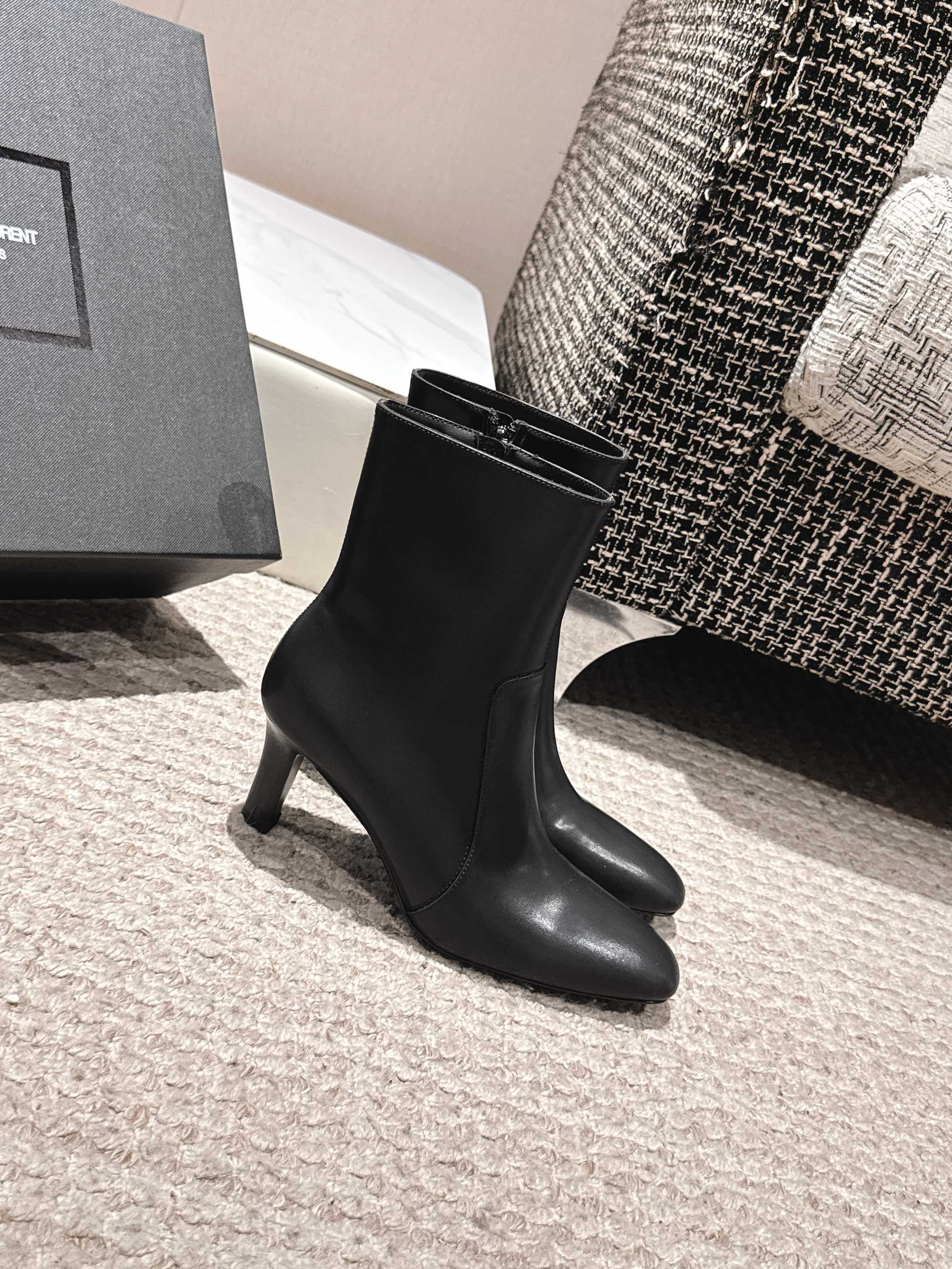 NO:476573,Saint Laurent 25ssSYL 2025ss Autumn and Winter New Product Side Zipper High Heel Small Square Toe Boots This pair of high-heeled short boots is definitely a dark horse player. It is super good-looking and popular with internet celebrity bloggers, which makes the goddesses excited. Especially this square toe series, it is simply a poisoned rhythm. Super beautiful. Upper calfskin, inner sheepskin, imported Italian leather sole. Heel height: 7cm. Number of sizes: 35-40 (40 customization and no return). Boots, saint laurent, saint laurent, boots, cowhide, sheepskin, Leather soles19860909圣罗兰 Saint Laurent 25ssSYL 2025ss秋冬新品侧拉链高跟小方头短靴 这双高跟短靴绝对是黑马选手 颜值超高 网红博主火爆追捧 特让女神们心动 特别是这种方头系列 简直是中毒的节奏 超美 鞋面小牛皮 内里羊皮 意大利进口真皮大底 筒围27cm 跟高:7cm 码数:35-40（40定制不退货）,靴子,saint laurent,saint laurent,boots,cowhide,sheepskin,Leather soles,Women's Shoes