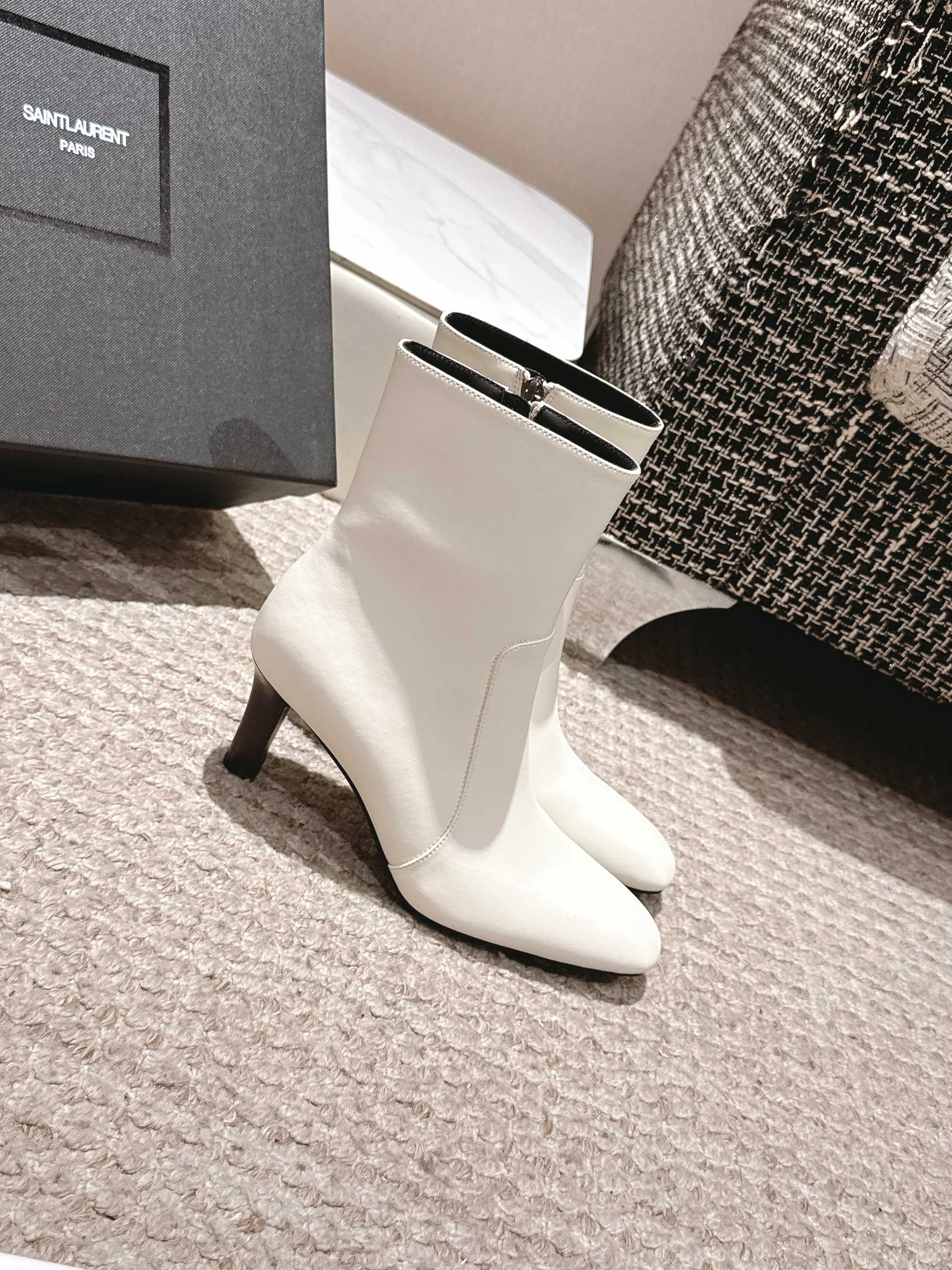 NO:476576,Saint Laurent 25ssSYL 2025ss Autumn and Winter New Product Side Zipper High Heel Small Square Toe Boots This pair of high-heeled short boots is definitely a dark horse player. It is super good-looking and popular with internet celebrity bloggers, which makes the goddesses excited. Especially this square toe series, it is simply a poisoned rhythm. Super beautiful. Upper calfskin, inner sheepskin, imported Italian leather sole. Heel height: 7cm. Number of sizes: 35-40 (40 customization and no return). Boots, saint laurent, saint laurent, boots, cowhide, sheepskin, Leather soles19860909圣罗兰 Saint Laurent 25ssSYL 2025ss秋冬新品侧拉链高跟小方头短靴 这双高跟短靴绝对是黑马选手 颜值超高 网红博主火爆追捧 特让女神们心动 特别是这种方头系列 简直是中毒的节奏 超美 鞋面小牛皮 内里羊皮 意大利进口真皮大底 筒围27cm 跟高:7cm 码数:35-40（40定制不退货）,靴子,saint laurent,saint laurent,boots,cowhide,sheepskin,Leather soles,Women's Shoes