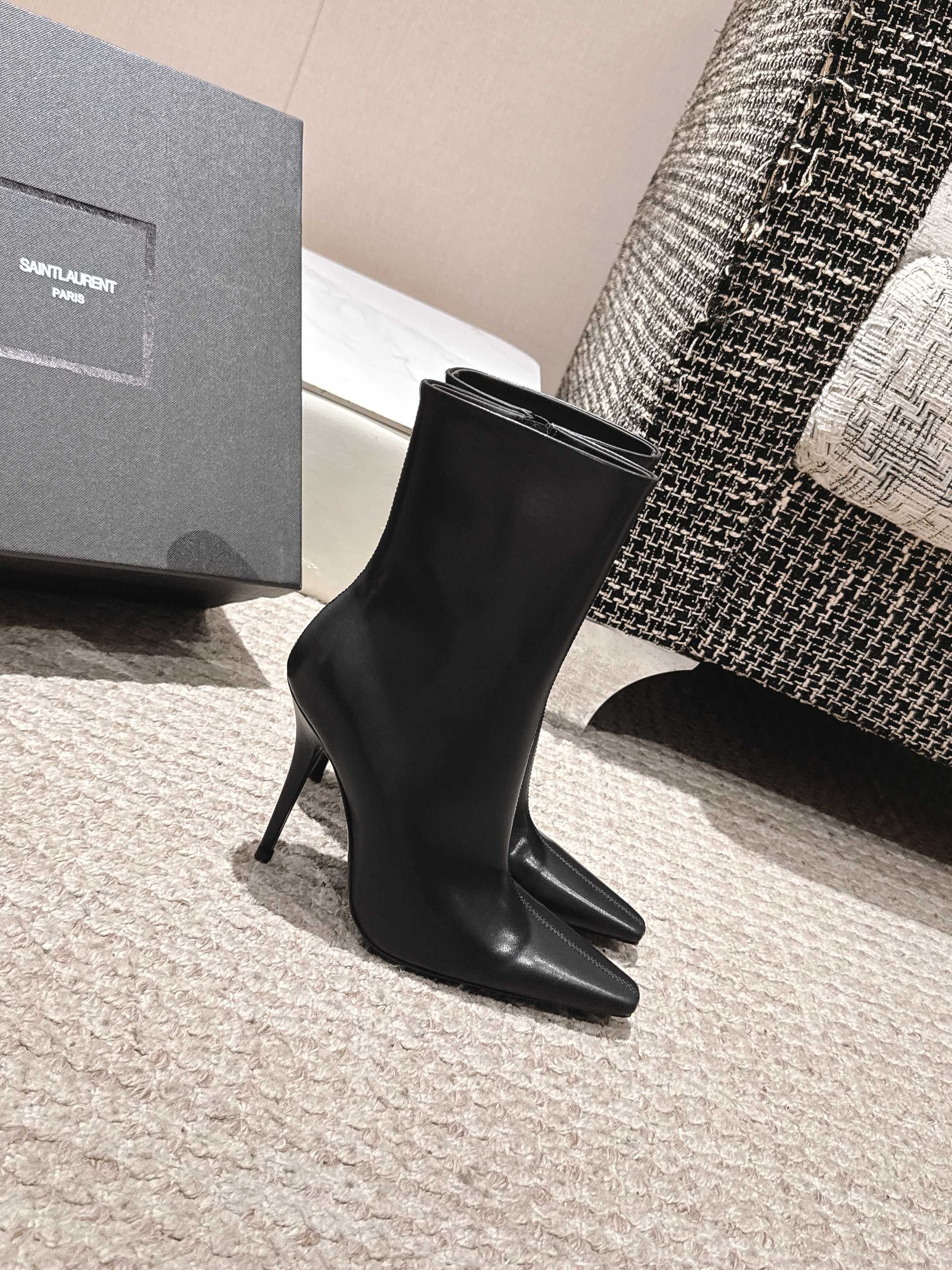 NO:476580,Saint Laurent 25ssSYL 2025ss Autumn and Winter New Product Side Zipper High Heel Small Square Toe Boots This pair of high-heeled short boots is definitely a dark horse player. It is super good-looking and popular with internet celebrity bloggers, which makes the goddesses excited. Especially this square toe series is simply a poisoned rhythm. Super beautiful. Upper calfskin, inner sheepskin, Italian imported leather sole. Heel height: 10.5cm. Number of sizes: 35-40 (40 customization, no return or exchange), boots, saint laurent, saint laurent, boots, cowhide, sheepskin, Leather soles19860909圣罗兰 Saint Laurent 25ssSYL 2025ss秋冬新品侧拉链高跟小方头短靴 这双高跟短靴绝对是黑马选手 颜值超高 网红博主火爆追捧 特让女神们心动 特别是这种方头系列 简直是中毒的节奏 超美 鞋面小牛皮 内里羊皮 意大利进口真皮大底 筒围27.5cm 跟高:10.5cm 码数:35-40（40定制不退换）,靴子,saint laurent,saint laurent,boots,cowhide,sheepskin,Leather soles,Women's Shoes