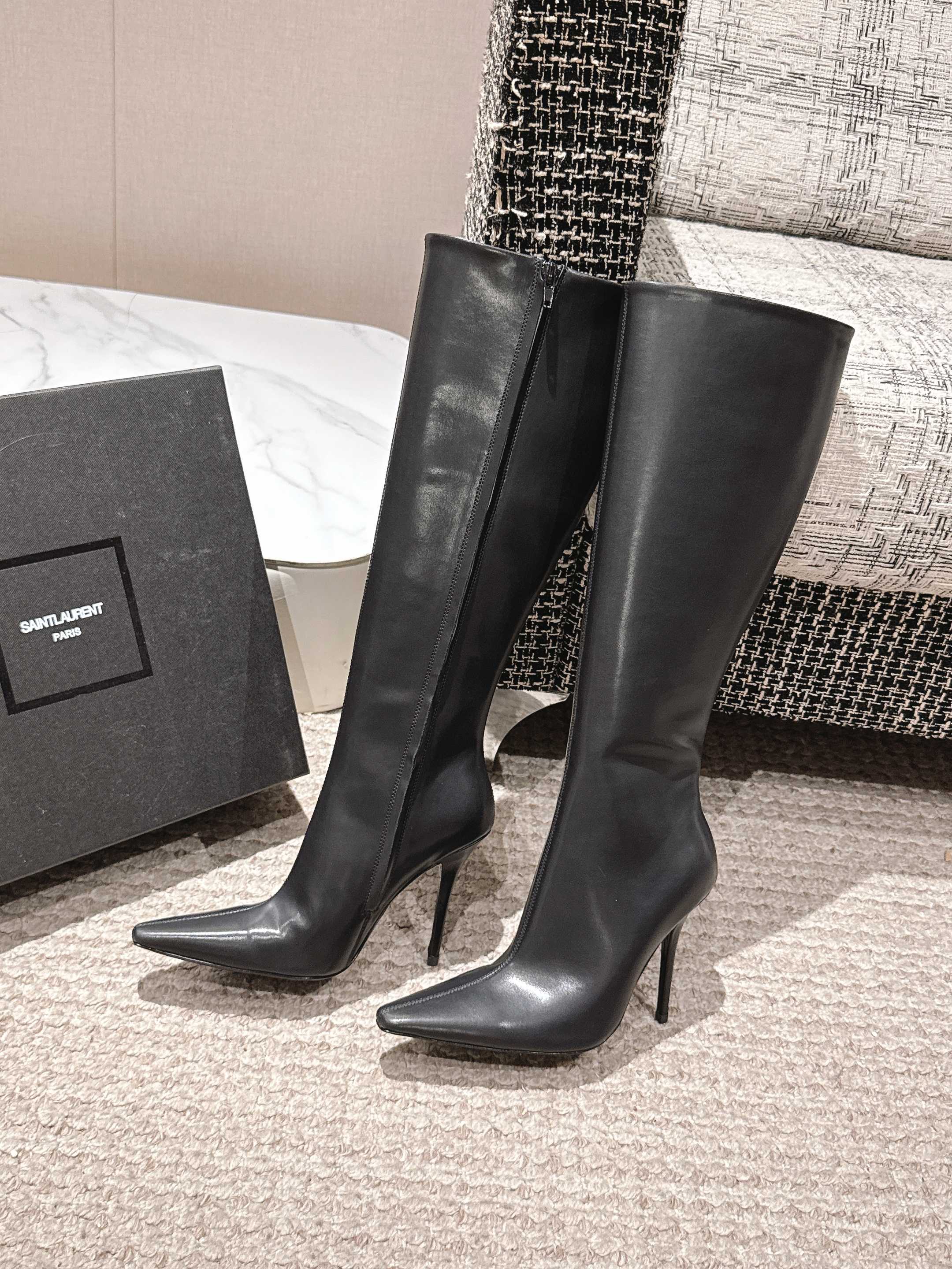 NO:476584,Saint Laurent 25ssSYL 2025ss Autumn and Winter New Product Side Zipper High Heel Small Square Toe Boots This pair of high-heeled short boots is definitely a dark horse player. It is super good-looking and popular with internet celebrity bloggers, which makes the goddesses excited. Especially this square toe series is simply a poisoned rhythm. Super beautiful. Upper calfskin, inner sheepskin, imported Italian leather sole. Tube circumference 38cm. Tube height 38cm. Heel height: 10.5cm. Size: 35-40 (40 customization without return and exchange), boots, saint laurent, saint laurent, boots, cowhide, sheepskin, Leather soles19860909圣罗兰 Saint Laurent 25ssSYL 2025ss秋冬新品侧拉链高跟小方头长靴 这双高跟短靴绝对是黑马选手 颜值超高 网红博主火爆追捧 特让女神们心动 特别是这种方头系列 简直是中毒的节奏 超美 鞋面小牛皮 内里羊皮 意大利进口真皮大底 筒围38cm 筒高38cm 跟高:10.5cm 码数:35-40（40定制不退换）,靴子,saint laurent,saint laurent,boots,cowhide,sheepskin,Leather soles,Women's Shoes