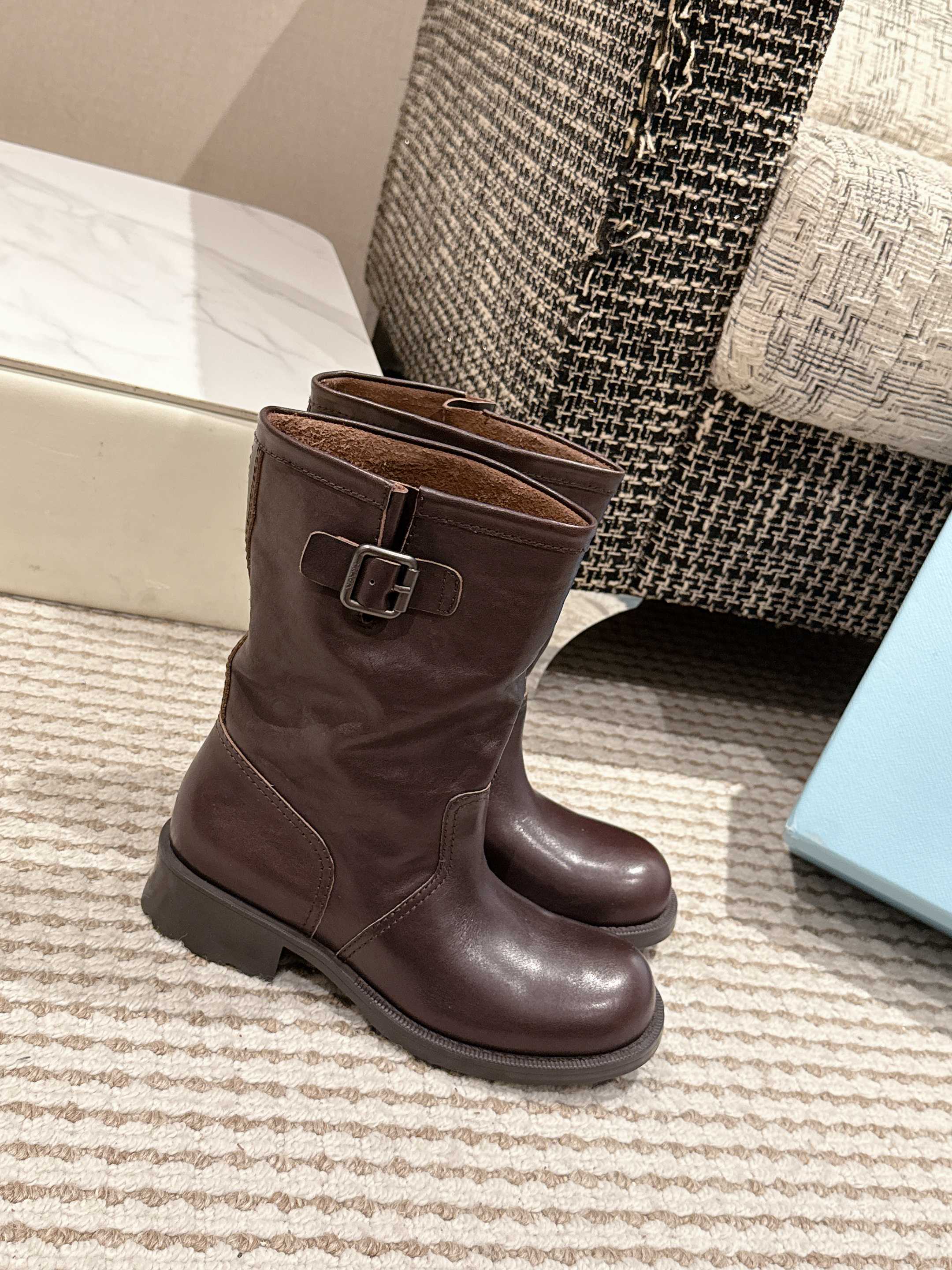 NO:498249,PRADA 25s autumn and winter new style Western super cool independent style calfskin boots This is a western calfskin boots with a minimalist appearance and soft and comfortable inside!  The calf leather on the upper has a slight wrinkle, which makes the upper more wild, not so rigid and neat, and has more wildness and casualness in the northwest desert. The overall style is super bitter, and it is very suitable for traveling with a super-produced outfit. It is also very good for daily wear!  Imported calfskin, inner beef, original open molded rubber sole, shoe size 35-39 (40 custom made, no return or exchange), boots, prada, boots, cowhide19860909PRADA 25s 秋冬新款 西部超酷独立风格小牛皮靴 这是一款外表极简内里柔软舒适上脚超级出片的西部小牛皮短靴！鞋面小牛皮带有轻微的揉皱感,让鞋面更多了一丝野性,没那么的死板工整,更多了西北荒漠的野性随心,整体的风格就超级苦,很适合搭配一身超级出片的衣服去旅游,日常搭也非常可！ 材质进口小牛皮 内里牛里 大底原版开模橡胶大底 鞋码35-39（40定制不退换）,靴子,prada,boots,cowhide,Women's Shoes