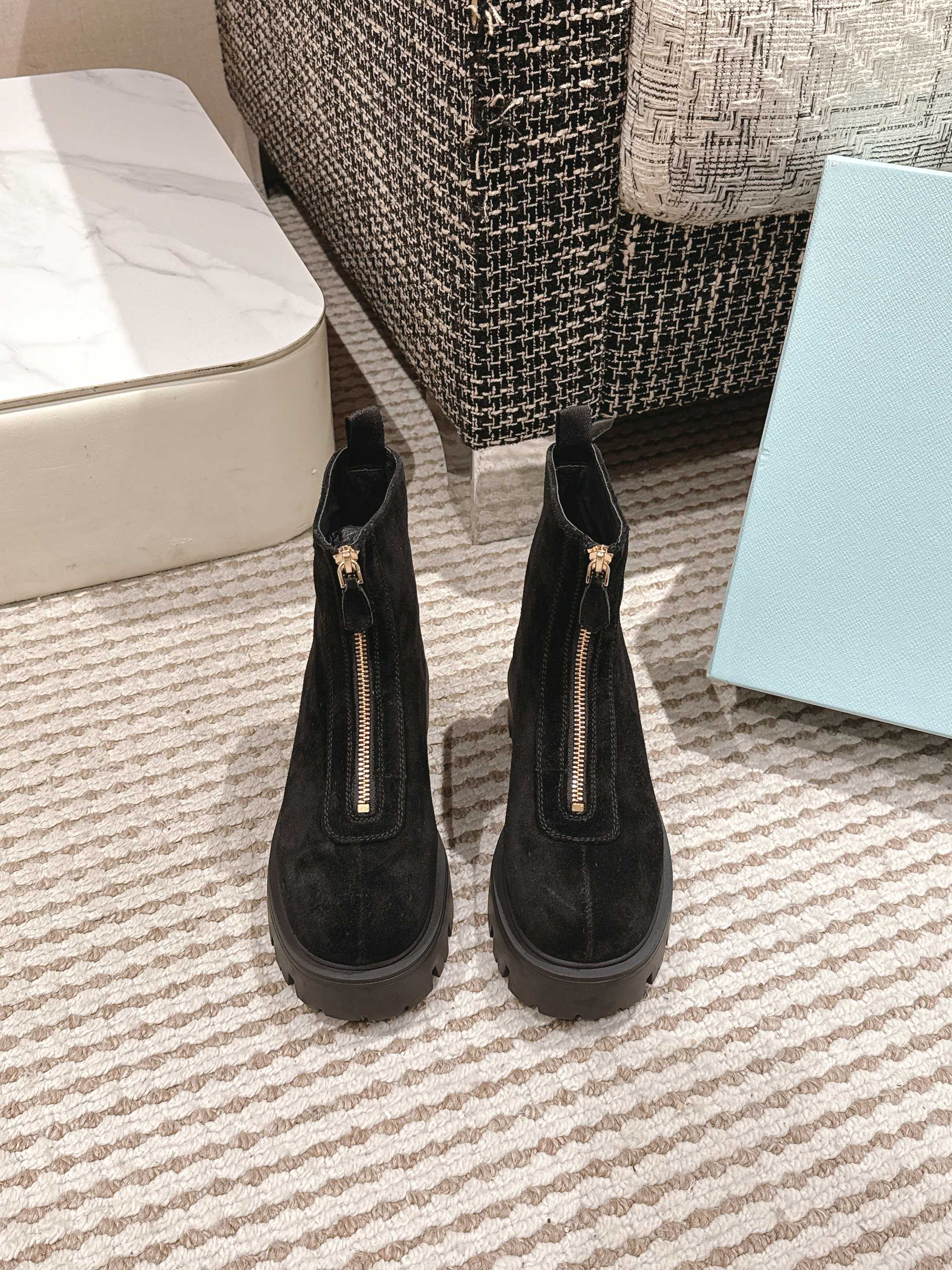 NO:498290,PRADA's latest zippered short boots in autumn and winter. There are many series that celebrities and internet celebrities can't buy in winter. They are definitely the most popular version of this year. The beautiful and simple upper design is very brand-recognizable. The details of the triangle labels are full of the upper feet. The legs are slim and elegant. This piece just takes the height of the sole 5CM and instantly pulls up the height. The full series of height-enhancing tools: cow velvet, inner water dyed cowhide, the original combination of rubber foamed sole is light and comfortable. Size: 35-41 (40, 41 custom made without return or exchange), boots, prada, prada, boots, cowhide19860909PRADA 普拉达秋冬最新款三角标拉链短靴 超多明星网红种草冬天买不到的系列,绝对是今年的大爆款贼好看简约的鞋面设计极具品牌辨识度的三角标点缀细节拉满上脚大气显腿瘦气质这块刚好拿捏大底高度5CM瞬间拉高身高妥妥的增高神器全系列 鞋面牛反绒 内里水染牛皮 大底原版组合橡胶发泡大底轻便舒适 码数 :35-41(40、41定做不退换）,靴子,prada,prada,boots,cowhide,Women's Shoes