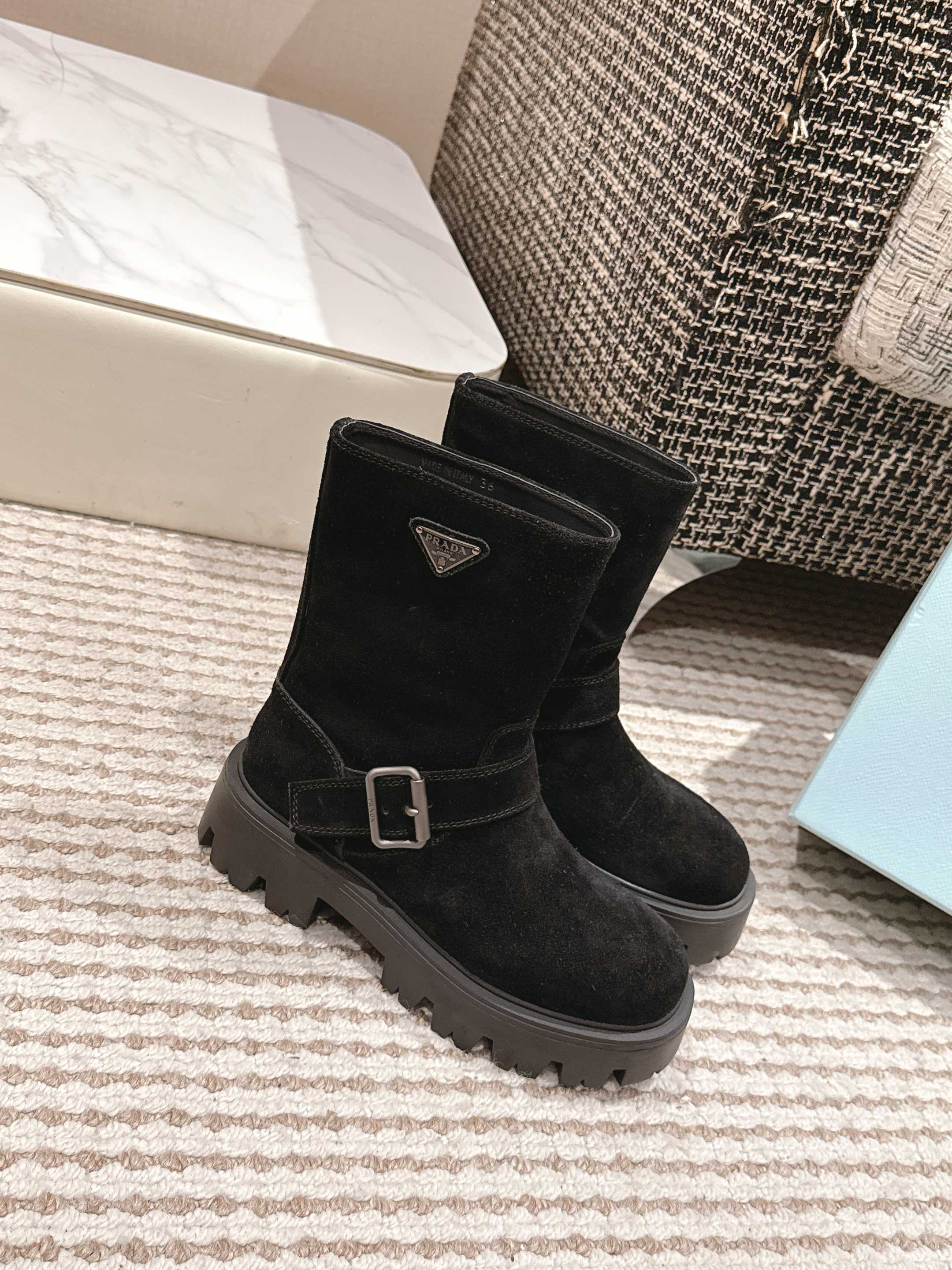 NO:498281,Top version PRADA 2025 autumn and winter new classic triangle thick-soled short boots!  Exquisite lines and craftsmanship construction define this leather boot, decorated with an iconic triangular logo, and the unique metal buckle adds personality to the motorcycle style!  Imported cowhide upper, high mercerized matte cowhide inner lining and footbed water dyed cowhide original sole open mold TPU outsole size: 35-42 (40.41 custom made without return), boots, prada, boots, cowhide19860909顶级版本 PRADA 2025秋冬新款经典三角标厚底一脚蹬短靴！ 精致线条与工艺构造定义此款皮革短靴,饰有标志性三角形徽标,独特的金属搭扣为机车风格增添个性！ 鞋面进口牛皮、高丝光磨砂牛皮 内里、垫脚水染牛皮 鞋底原版开模 TPU 大底 码数:35-42(40.41定做不退换）,靴子,prada,boots,cowhide,Women's Shoes