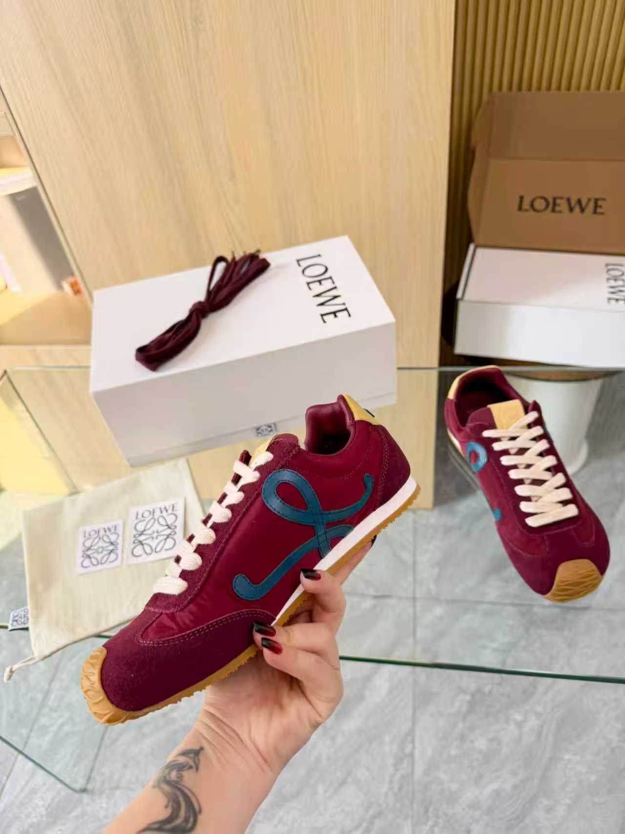 NO:729819,LOEWE has launched a new color this year. Loewe's shoes have become very popular this year. This ballet casual shoe is as rhythmic as a pair of hands. The heel design is novel and fits the heel as well as ballet shoes. It is soft and comfortable. This Forrest Gump shoe will be rated as the most comfortable heelys shoe of the year, as if you are walking on flat ground!  It is recommended to choose the correct size for sports shoes. The shoes are simple and neat low-top shoes with the initials of the brand logo on the side. The most important point is that you will fall in love with these shoes and you will never choose other sports styles. Material introduction: The upper is made of imported cowhide + calfskin + fly woven mesh imported from Korea (it will test the needlework sewing technology), and the original custom-made abrasive outsole!  Completely packaged, comfortable, simple and versatile Forrest Gump shoes, the design is inspired by ballet shoes and the shoe style of the 1970s, a little retro!  !  Come on ~~ Make an appointment this summer ~~~~ Size 35-45, original box packaging!  ,,loewe,loewe,sneakers,cowhide19860909又上新颜色了 LOEWE 今年罗意威的鞋子是大大地火起来了,这款芭蕾休闲鞋,人手一双的节奏 脚后跟设计新颖 像芭蕾舞鞋一样很好的贴合脚后跟,柔软舒适,这款阿甘鞋会被评为年度最舒适的暴走鞋 ,如履平地 ！运动鞋建议正码  鞋子呈简约利落的低帮鞋型,侧面有品牌Logo的首字母,最重要的一点 ,穿上这款鞋就一定会爱上,而且再也无心选备其他运动风了. 材质介绍 : 鞋面由进口牛绒+小牛皮+韩国进口飞织网 拼接而成 (很考验针车走线的技术哟) ,原版定制磨具大底！ 配齐包装  舒适 简约 百搭 暴走阿甘鞋 ,设计灵感来源于芭蕾舞鞋和20世纪70年代的鞋履风格,有些小复古 ！！来吧 ~~ 这个夏季约起来 ~~~~ 码数35-45码原盒包装！,,loewe,loewe,sneakers,cowhide,Men's shoes