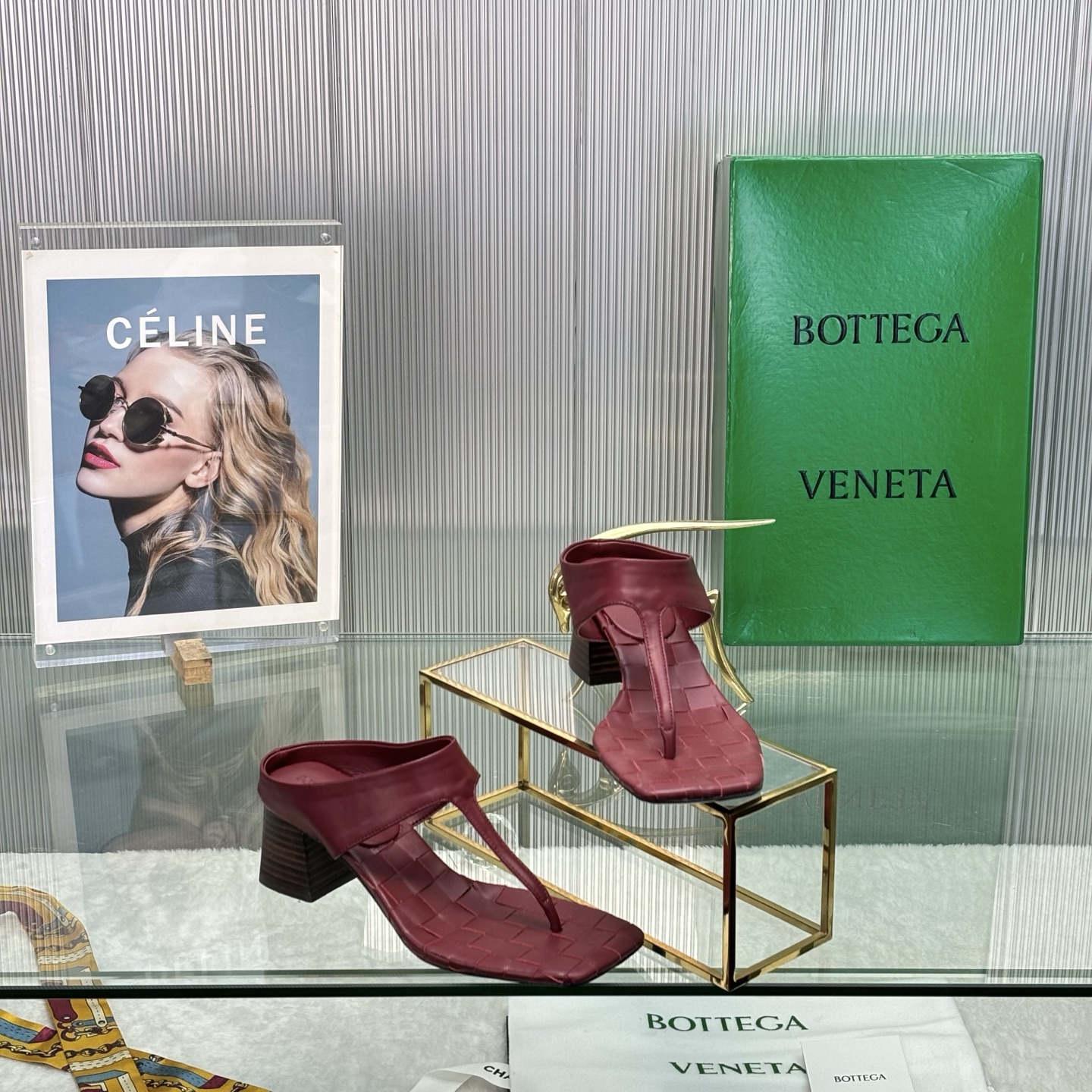 NO:226430,Bottega Veneta Baodiejia 2025 spring and summer new bv latest style clip-in hollow sexy sandals!  The popularity of classic square toe shoes continues to increase. It was highly praised by many internet celebrity bloggers during the season. It perfectly refined small square toe for shoe last, which is very well-designed to show the beauty of the curves of the feet. The lines are smooth and the style is straight, and the neat and craftsmanship car lines are super textured. It looks very slim on the feet, and it is versatile and fashionable!  Fashionable and sexy, comfortable to wear!  The upper is made of original sheepskin, inner foot padded sheepskin, original mold-opening anti-slip leather outsole, heel height: 7.5cm, size: 35-42 (custom made of above 40, no return or exchange) with original packaging, split-toe shoes, bottega veneta, bottega veneta, bottega veneta, bottega veneta, sandals, sheepskin, Leather soles19860909bottega veneta葆蝶家2025年春夏新品bv最新款夹脚镂空性感凉鞋！经典方头鞋热度持续升级～当季深受众多网红博主热捧,完美精修鞋楦小方头,非常到位展现脚的曲线美感,线条流畅版型正 ,整齐工艺车线超有质感～上脚非常显瘦,百搭时髦穿搭！时尚性感好穿舒适！ 鞋面采用原版羊皮 内里垫脚羊皮 原版开模防滑真皮大底 跟高:7.5cm, 码数:35-42(40以上定做不退换) 配原版包装,分趾鞋,bottega veneta,bottega veneta,bottega veneta,sandals,sheepskin,Leather soles,Women's Shoes