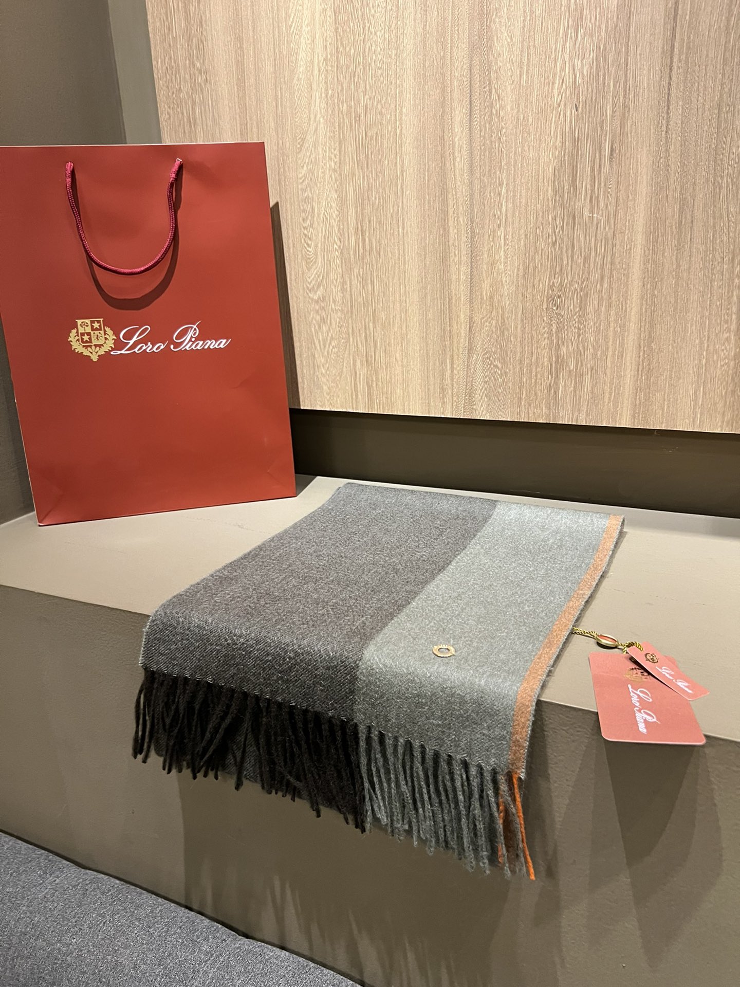 Loro Piana On-line
 Lenço Rosa Caxemira Colecção de Inverno