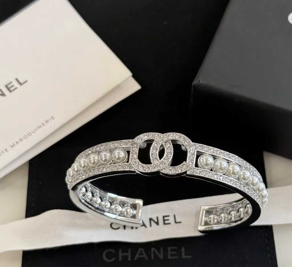 NO:101504,118CHANE Xiaoxiang new double C-row diamond pearl opening bracelet, Chanel bracelet, chanel, chanel, bracelet19860909118CHANE 小香新款双C排钻珍珠开口手镯,香奈儿手镯,chanel,chanel,bracelet,Jewelry