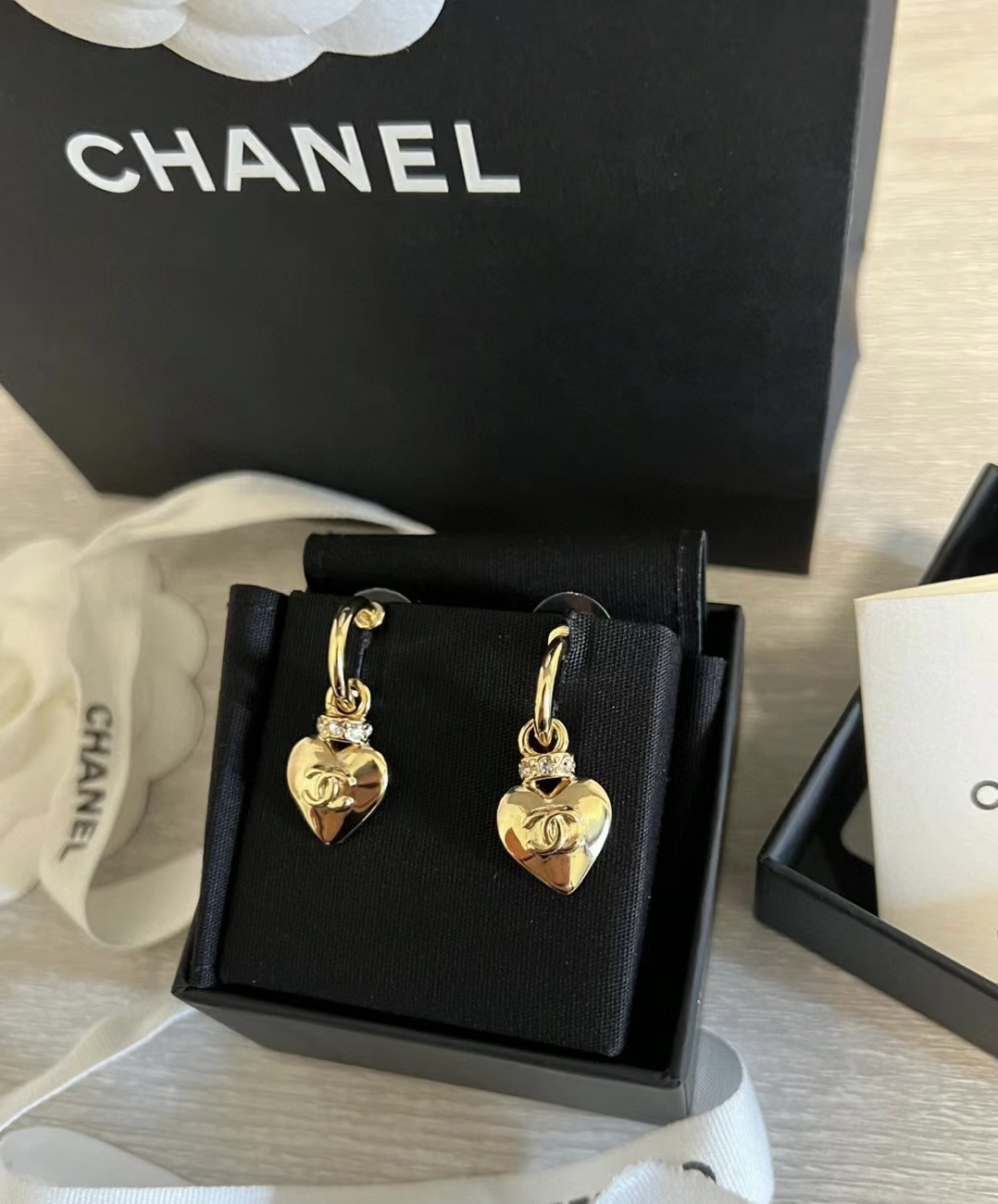NO:101461,CHANE Xiaoxiang new diamond-inlaid love heart peach heart pendant ear hooks, Chanel earrings, chanel, chanel19860909CHANE 小香新款镶钻光面爱心桃心吊坠耳钩,香奈儿耳钉,chanel,chanel,Jewelry