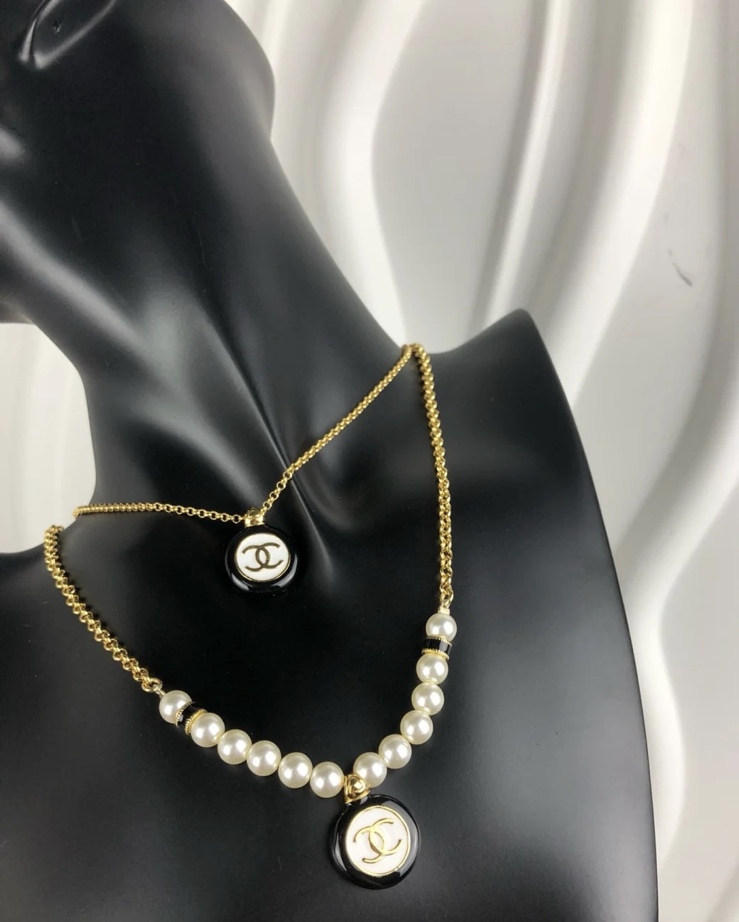 NO:361636,Xiaoxiang new style black and white resin round button half pearl half chain necklace, Chanel necklace, chanel, necklace19860909小香新款 黑白树脂圆形纽扣 半珍珠半链条 项链,香奈儿项链,chanel,necklace,Jewelry