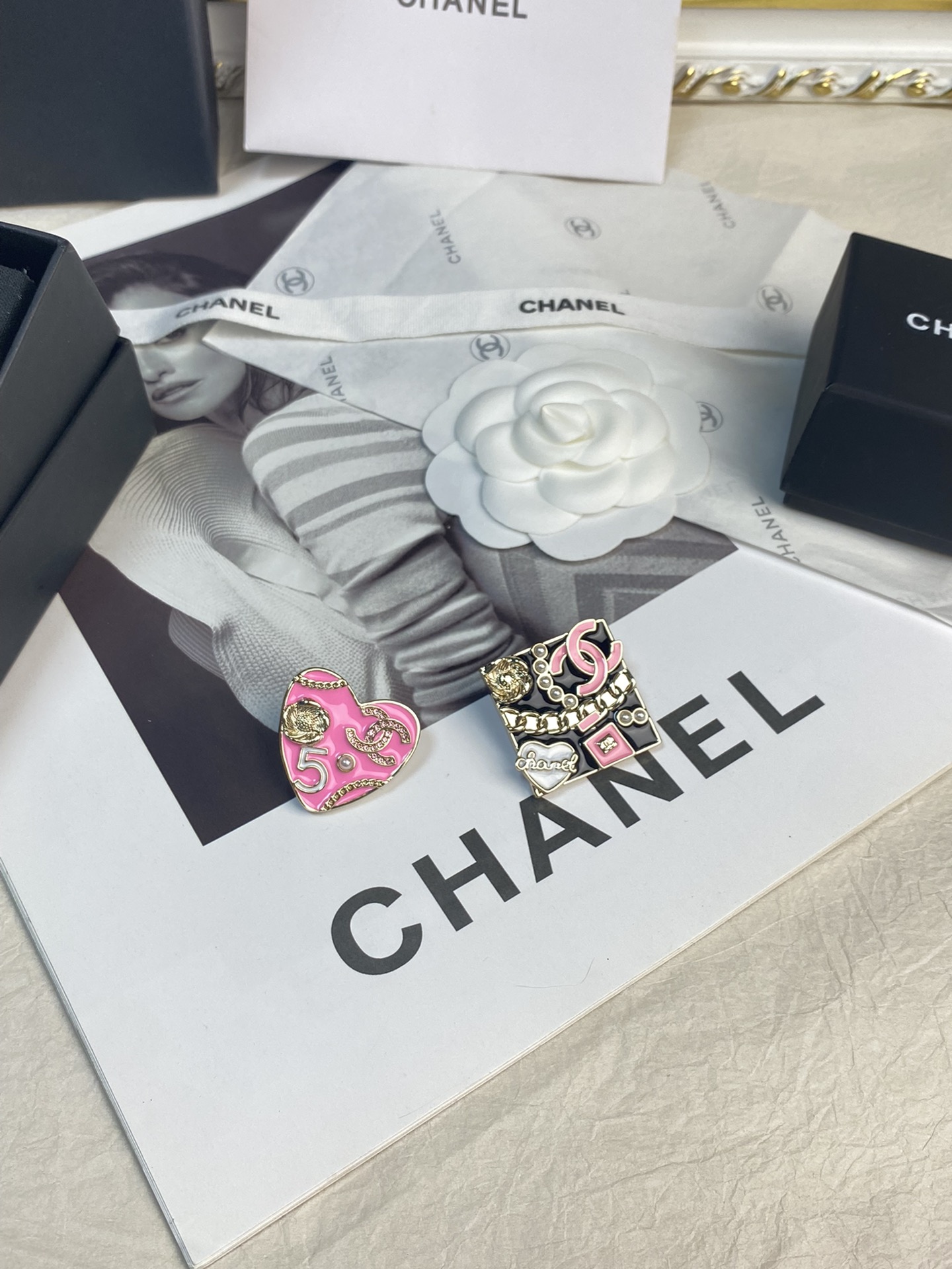 NO:101434,CHANE Xiaoxiang new 24s pink camellia pearl peach heart brooch, Chanel brooch, chanel, chanel, brooch, breastpin19860909CHANE 小香新款24s粉色山茶花珍珠桃心胸针,香奈儿胸针,chanel,chanel,brooch，breastpin,Jewelry