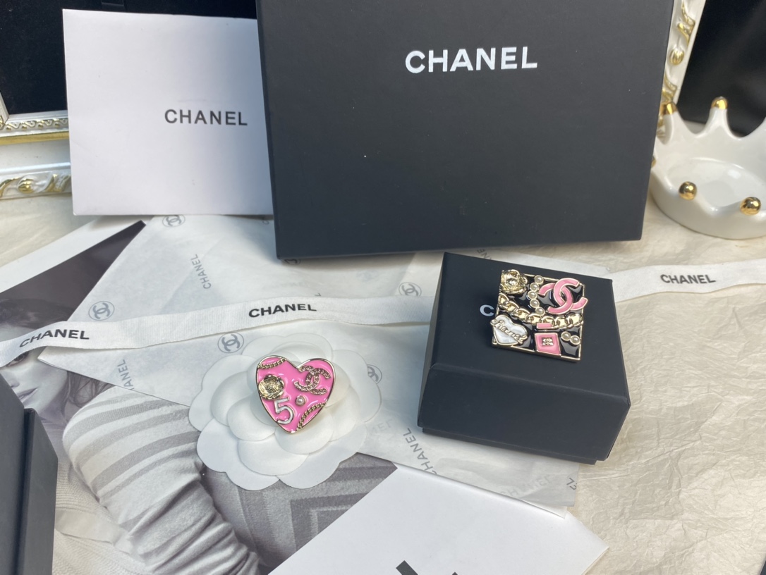 NO:101447,CHANE Xiaoxiang new square 24s pink double C peach heart pearl multi-element brooch, Chanel brooch, chanel, chanel, brooch, breastpin19860909CHANE 小香新款方形24s粉色双C桃心珍珠多元素胸针,香奈儿胸针,chanel,chanel,brooch，breastpin,Jewelry