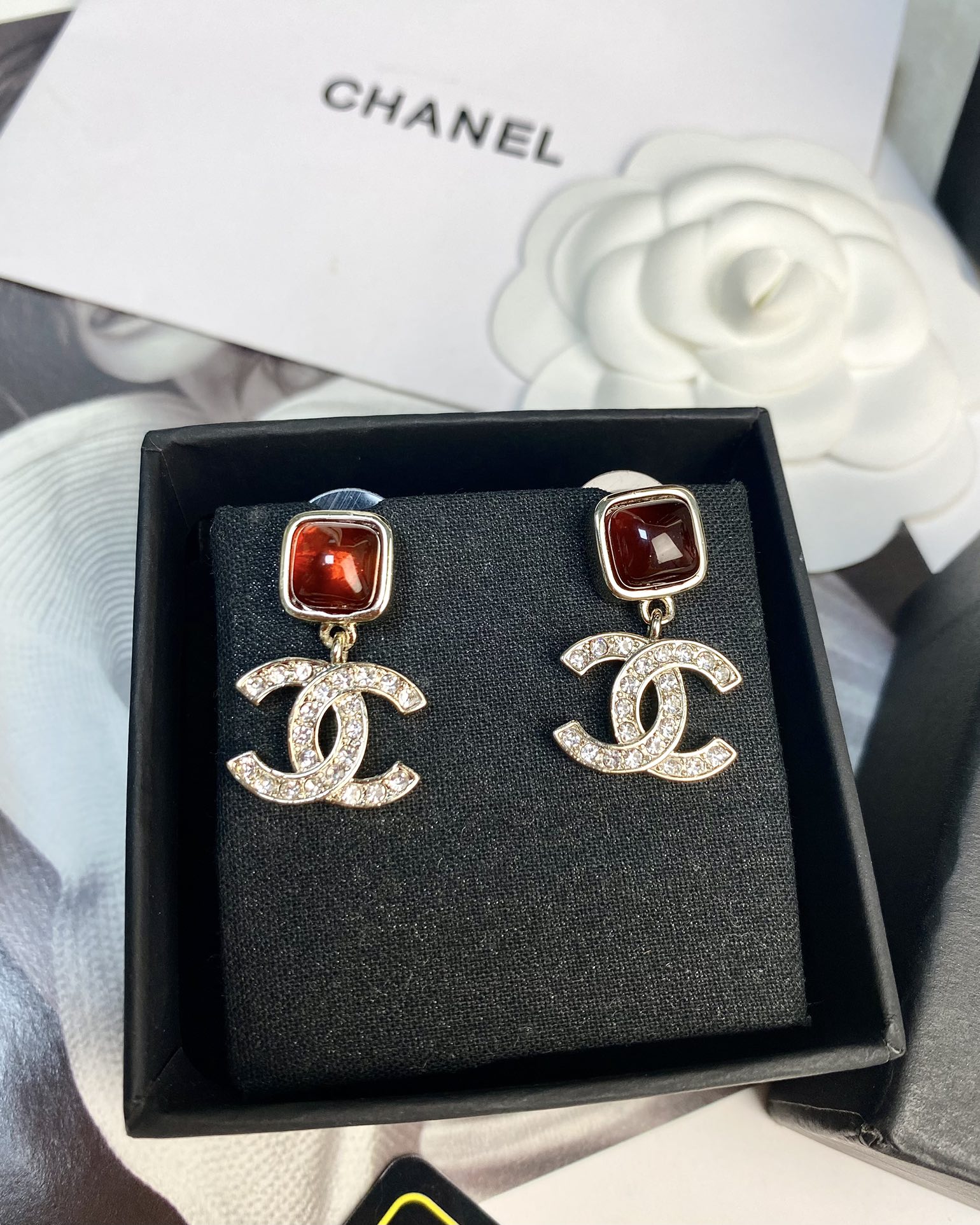 NO:101443,CHAN New Xiaoxiang 24s amber sugar cube double C diamond pendant earrings, Chanel earrings, chanel, chanel19860909CHAN 新款小香24s琥珀色方糖双C镶钻吊坠耳钉,香奈儿耳钉,chanel,chanel,Jewelry