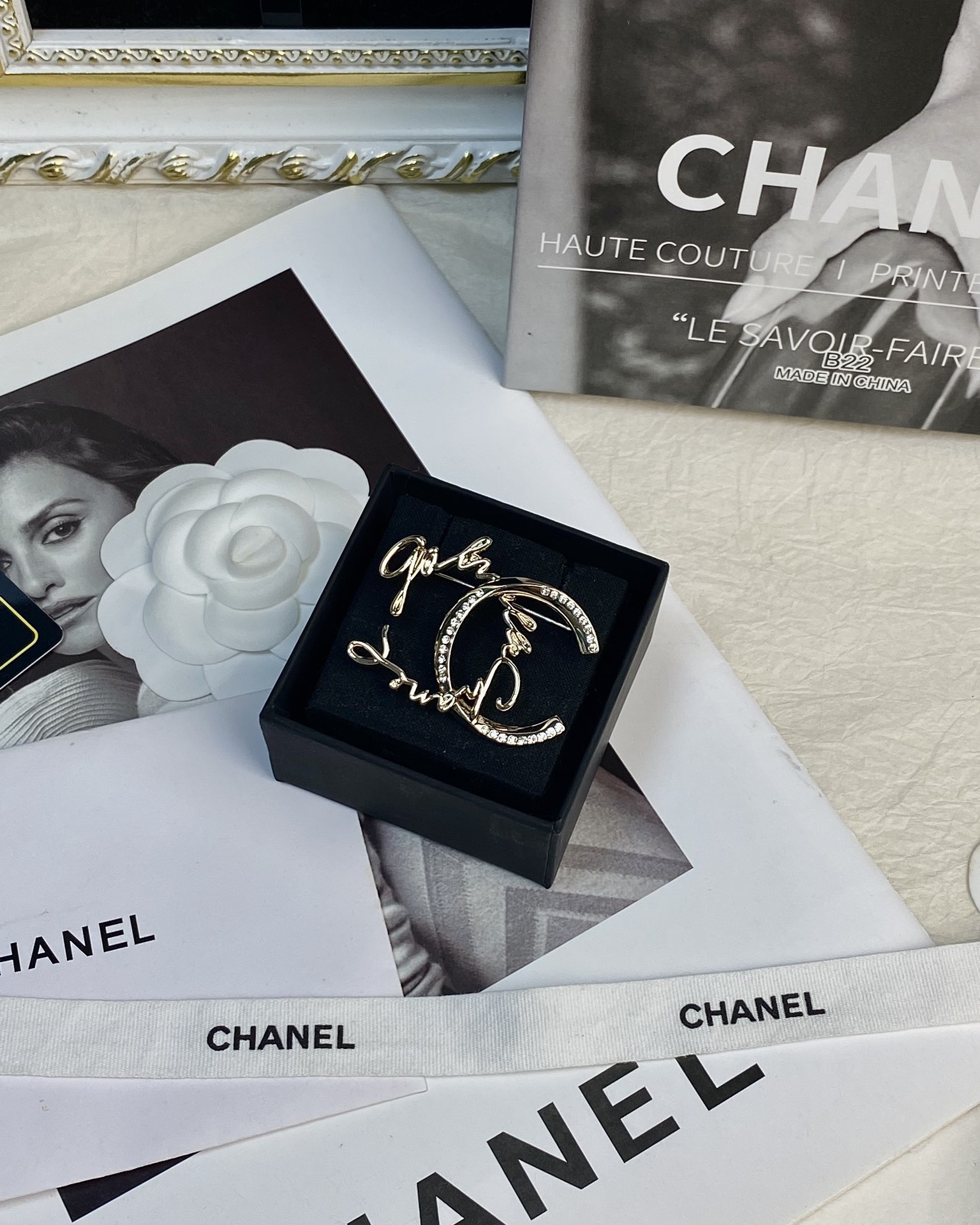 NO:101435,CHANE Xiaoxiang new special-shaped round diamond leaf half-diamond letter glossy brooch, Chanel brooch, chanel, chanel, brooch, breastpin19860909CHANE 小香新款异形圆钻叶子半钻字母光面胸针,香奈儿胸针,chanel,chanel,brooch，breastpin,Jewelry