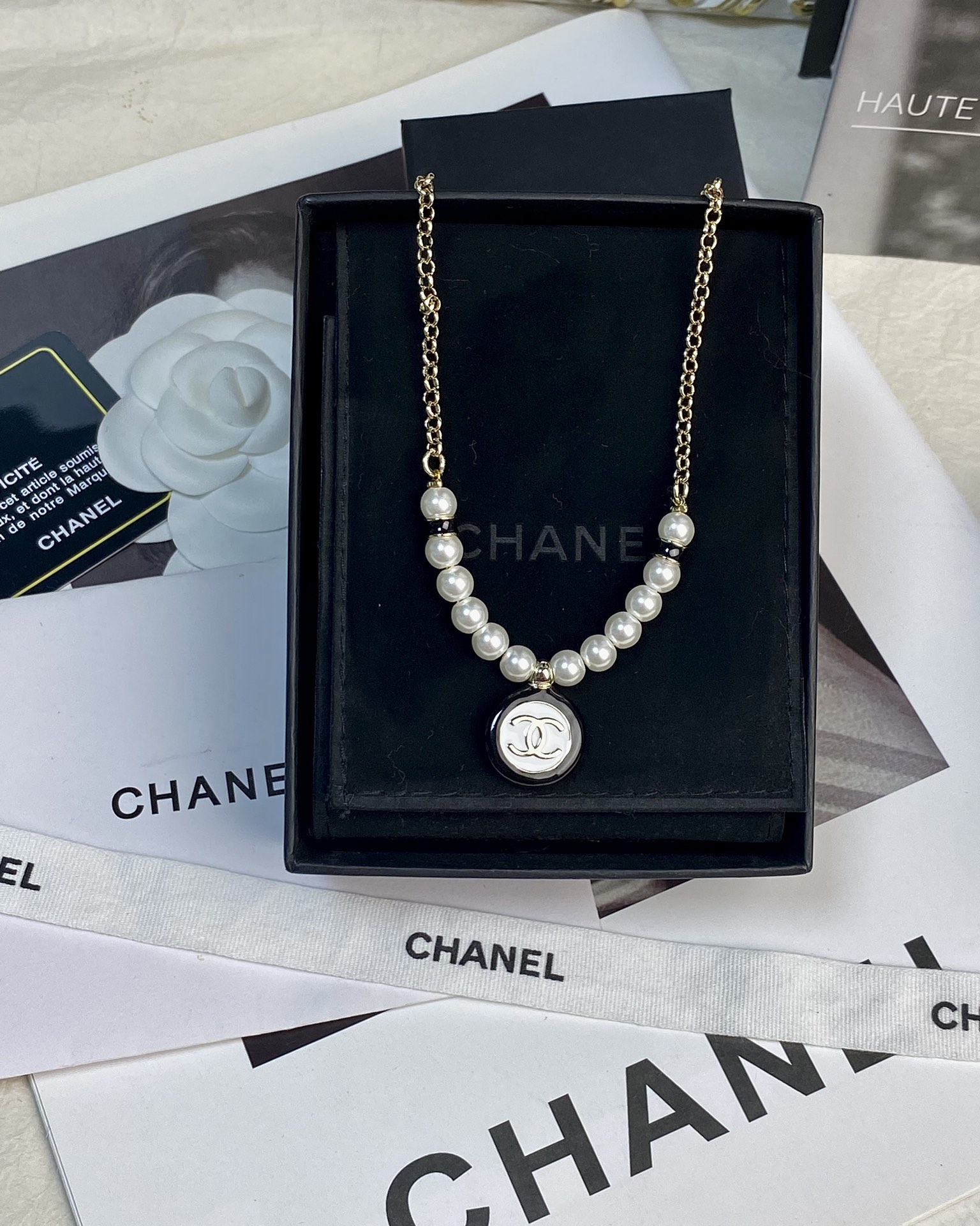 NO:104113,CHANE Xiaoxiang new black and white button round half pearl half chain necklace, Chanel necklace, chanel, chanel, necklace19860909CHANE 小香新款黑白纽扣圆形半珍珠半链条项链,香奈儿项链,chanel,chanel,necklace,Jewelry