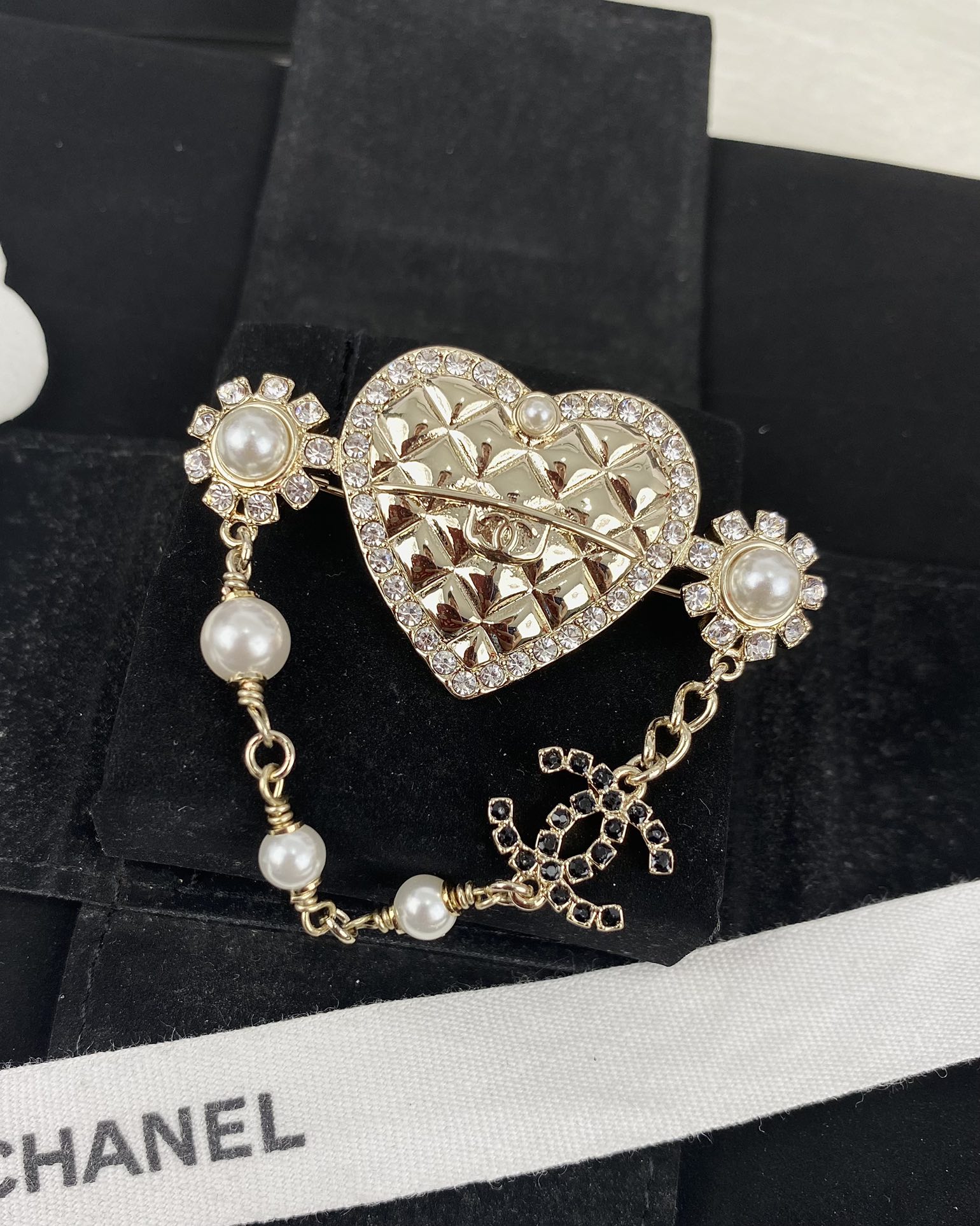 NO:101658,Xiaoxiang new style diamond pattern peach heart pearl black diamond C tassel chain brooch, Chanel bracelet, chanel, brooch, breastpin, bracelet19860909小香新款 菱格纹 桃心 珍珠 黑钻C 流苏链条胸针,香奈儿手链,chanel,brooch，breastpin,bracelet,Jewelry