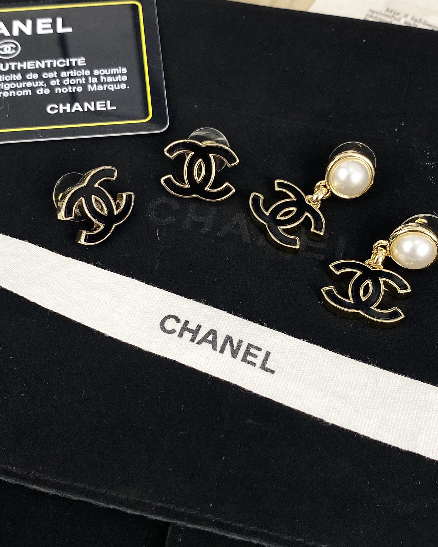 NO:101974,Xiaoxiang new pearl black resin enamel C letter pendant earrings, Chanel earrings, chanel, earrings19860909小香新款珍珠黑色树脂珐琅C字母吊坠耳环,香奈儿耳钉,chanel,earrings,Jewelry