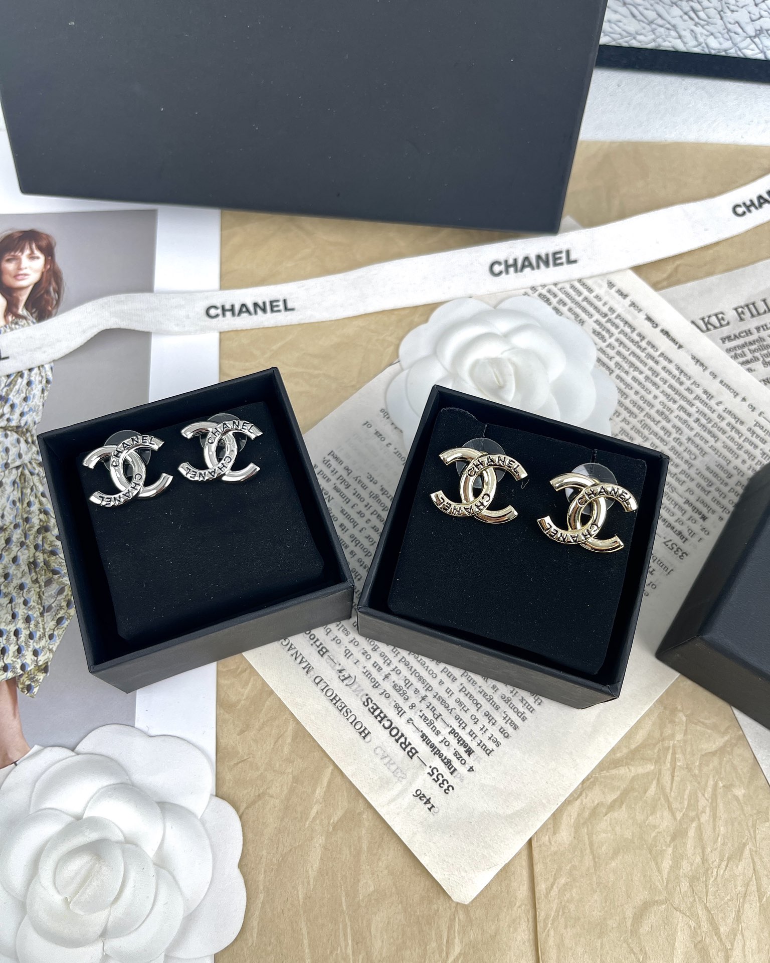 NO:102501,Two colors: silver/gold, new products of Xiaoxiang, black enamel letters, glossy lettering relief earrings, Chanel earrings, chanel19860909两色: 银色/金色 小香新品 黑色珐琅字母 光面刻字浮雕耳钉,香奈儿耳钉,chanel,Jewelry