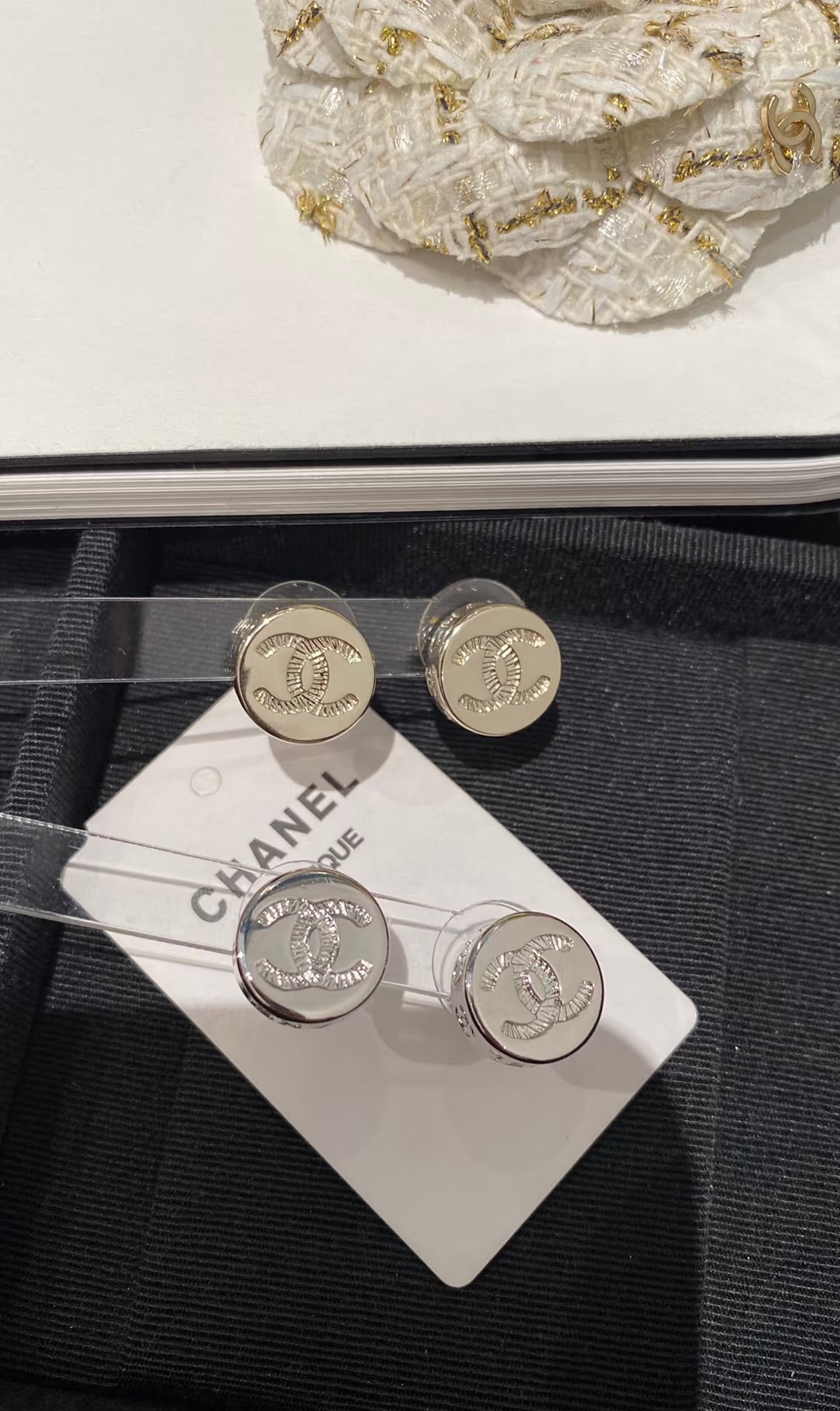 NO:102660,Xiaoxiang's new golden silver small round simple and versatile letter earrings (optional in two colors), Chanel earrings, chanel19860909小香新款金色银色小圆形简约百搭字母耳钉（两色可选）,香奈儿耳钉,chanel,Jewelry