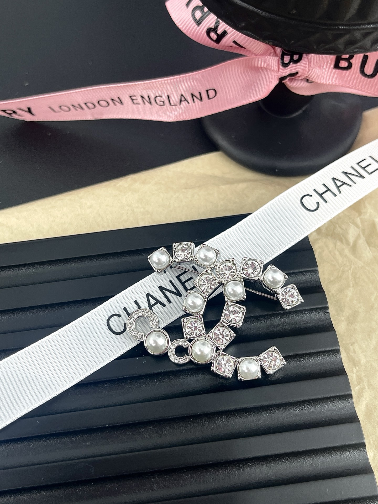 NO:104436,Xiaoxiang new style pearl rhinestone COCO hollow double c brooch, Chanel brooch, chanel, brooch, breastpin19860909小香新款 珍珠水钻 COCO 镂空 双c胸针,香奈儿胸针,chanel,brooch，breastpin,Jewelry