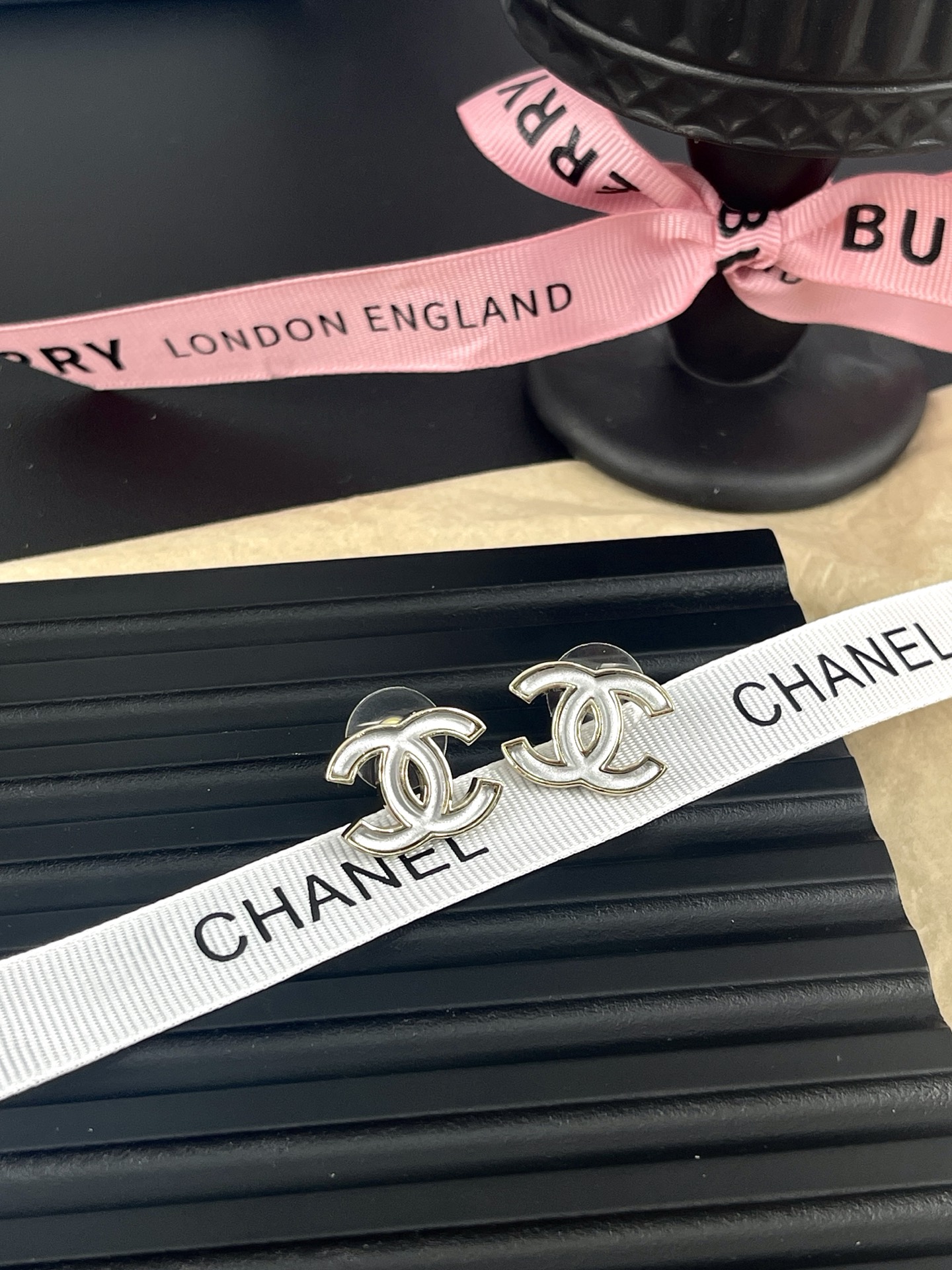 NO:104440,Xiaoxiang new style white transparent resin double c earrings, Chanel earrings, chanel19860909小香新款 白色透明树脂 双c 耳钉,香奈儿耳钉,chanel,Jewelry