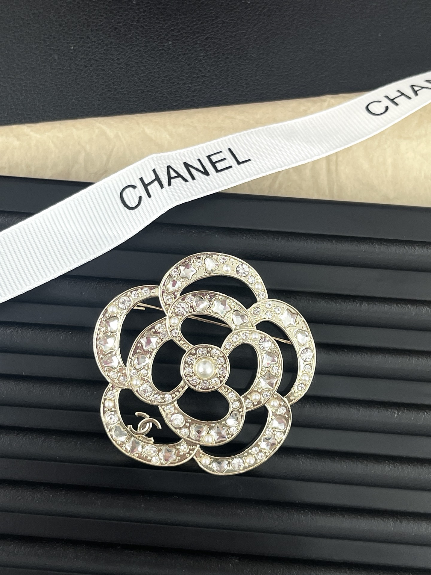 NO:104444,Xiaoxiang new style camellia pentagram love pearl brooch, Chanel brooch, chanel, brooch, breastpin19860909小香新款 山茶花 五角星钻爱心珍珠 胸针,香奈儿胸针,chanel,brooch，breastpin,Jewelry