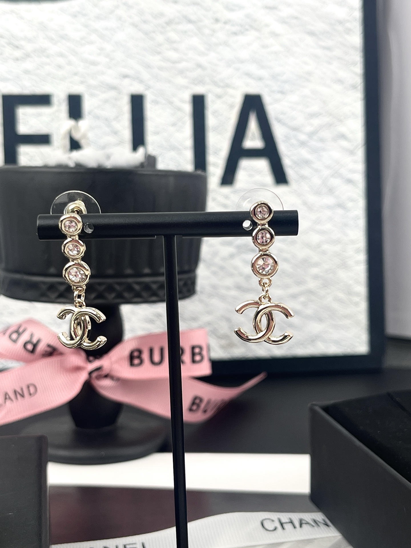 NO:104442,Xiaoxiang new style classic light gold size round rhinestones double c pendant long earrings, Chanel earrings, chanel, earrings19860909小香新款 经典淡金色大小圆水钻 双c吊坠长耳环,香奈儿耳钉,chanel,earrings,Jewelry