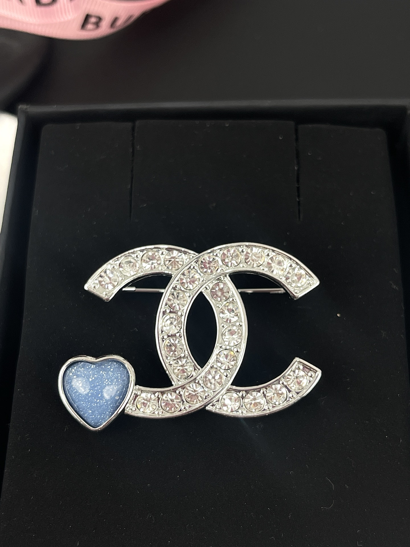 NO:104434,Xiaoxiang new style silver double c full diamond blue peach heart resin embellishment temperament brooch, Chanel brooch, chanel, brooch, breastpin19860909小香新款 银色 双c满钻 蓝色桃心树脂 点缀 气质胸针,香奈儿胸针,chanel,brooch，breastpin,Jewelry