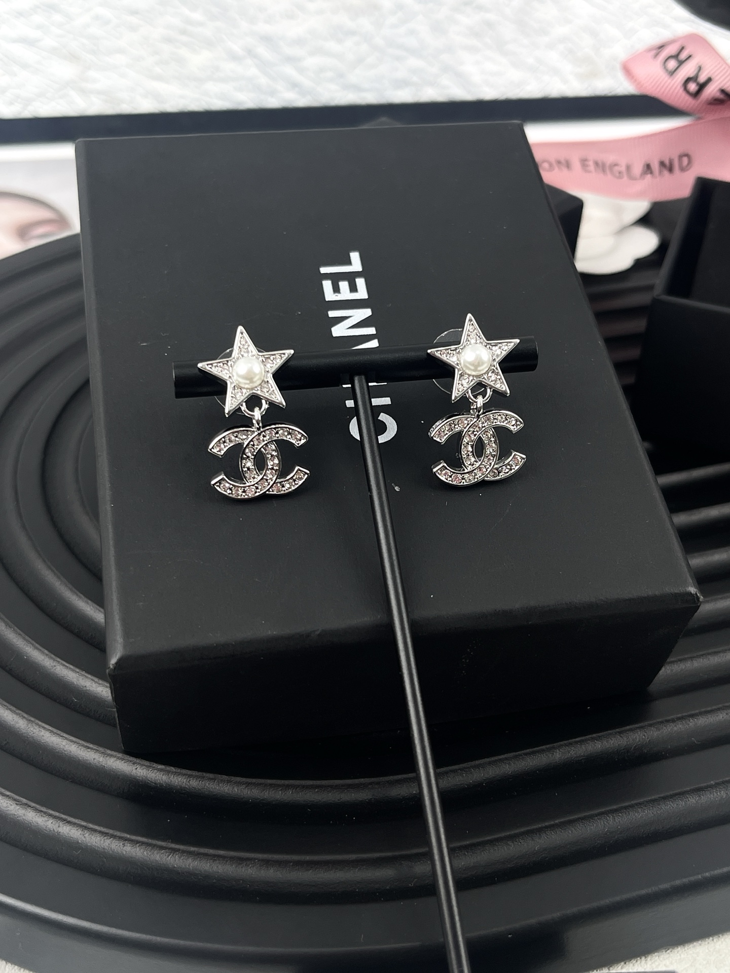 NO:104447,Xiaoxiang new product silver five-pointed star pearl double c full diamond pendant earrings, Chanel earrings, chanel, earrings19860909小香新品 银色 五角星珍珠 双c满钻吊坠耳环,香奈儿耳钉,chanel,earrings,Jewelry