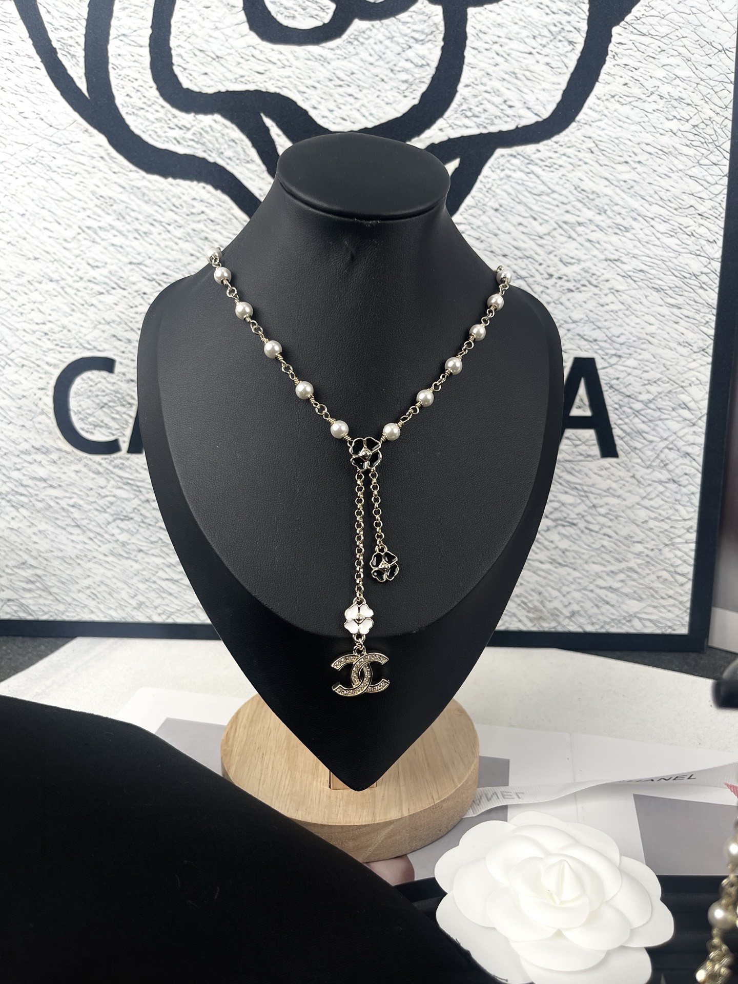 NO:104456,Ch@nel25 Spring and Summer Black and White Camellia Pearl Necklace, Chanel Necklace19860909Ch@nel25春夏 黑白山茶花 珍珠项链,香奈儿项链,chanel,necklace,Jewelry