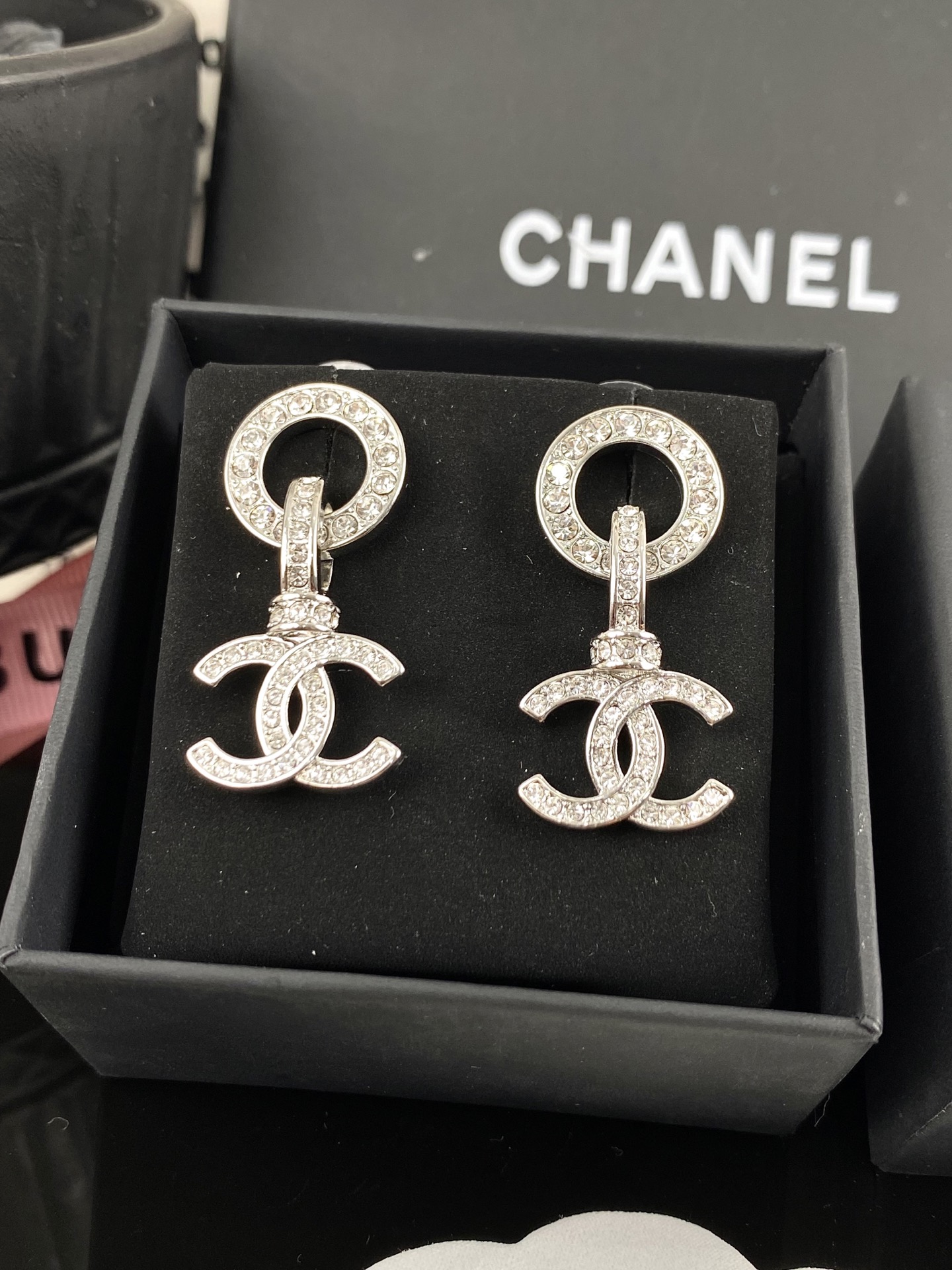 NO:104443,Xiaoxiang 25P new model, small circle, diamond-set, full diamond, C letter pendant, silver earrings, Chanel earrings, chanel, earrings19860909小香25P新款 小圆圈 镶钻 满钻 C字母吊坠 银色 耳环,香奈儿耳钉,chanel,earrings,Jewelry