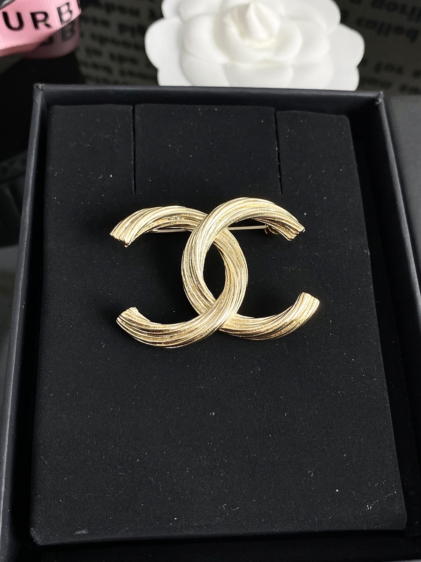 NO:104450,Xiaoxiang new product Simple version Brushed golden twisted brooch, Chanel brooch, chanel, brooch, breastpin19860909小香新品 简约版 拉丝 金色扭纹 胸针,香奈儿胸针,chanel,brooch，breastpin,Jewelry