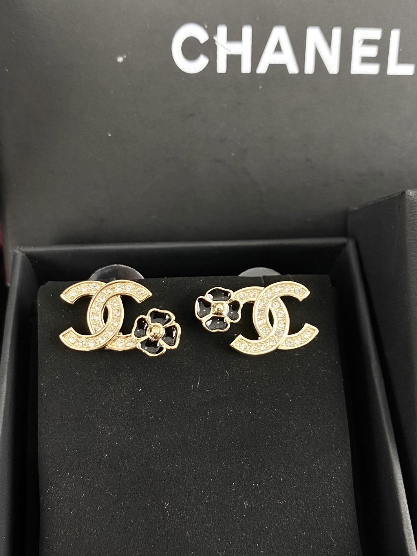 NO:104448,Xiaoxiang new style black enamel asymmetry camellia double c earrings, Chanel earrings, chanel19860909小香新款 黑色珐琅 不对称 山茶花 双c耳钉,香奈儿耳钉,chanel,Jewelry