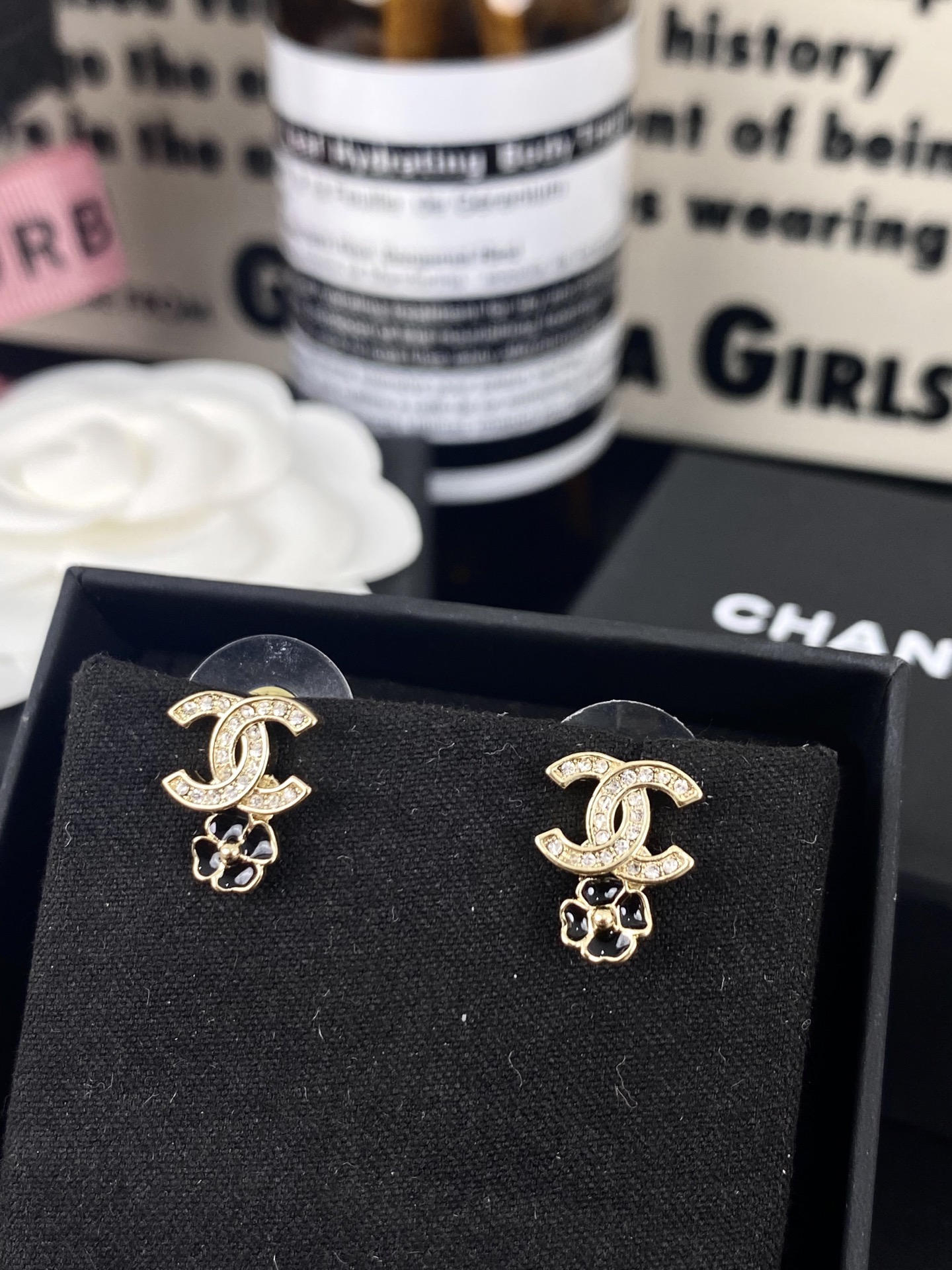 NO:104496,CHA new four-leaf clover black oil camellia mini full diamond small earrings, Chanel earrings, chanel19860909CHA 新款四叶草黑油山茶花迷你满钻小耳钉,香奈儿耳钉,chanel,Jewelry