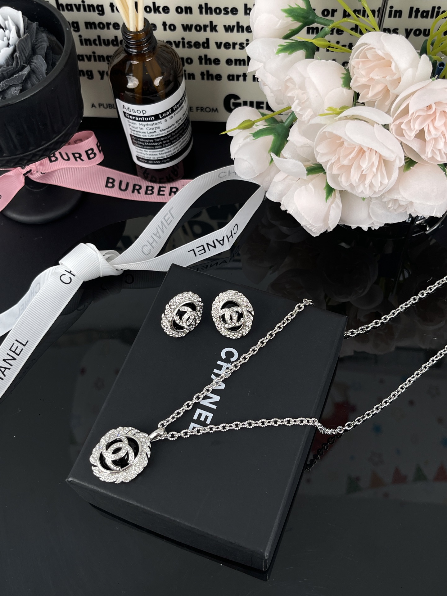 NO:359177,Xiaoxiang new style silver feather leaves oval full diamond double c pendant necklace, Chanel necklace, chanel, necklace19860909小香新款 银色羽毛叶子椭圆满钻双c吊坠项链,香奈儿项链,chanel,necklace,Jewelry