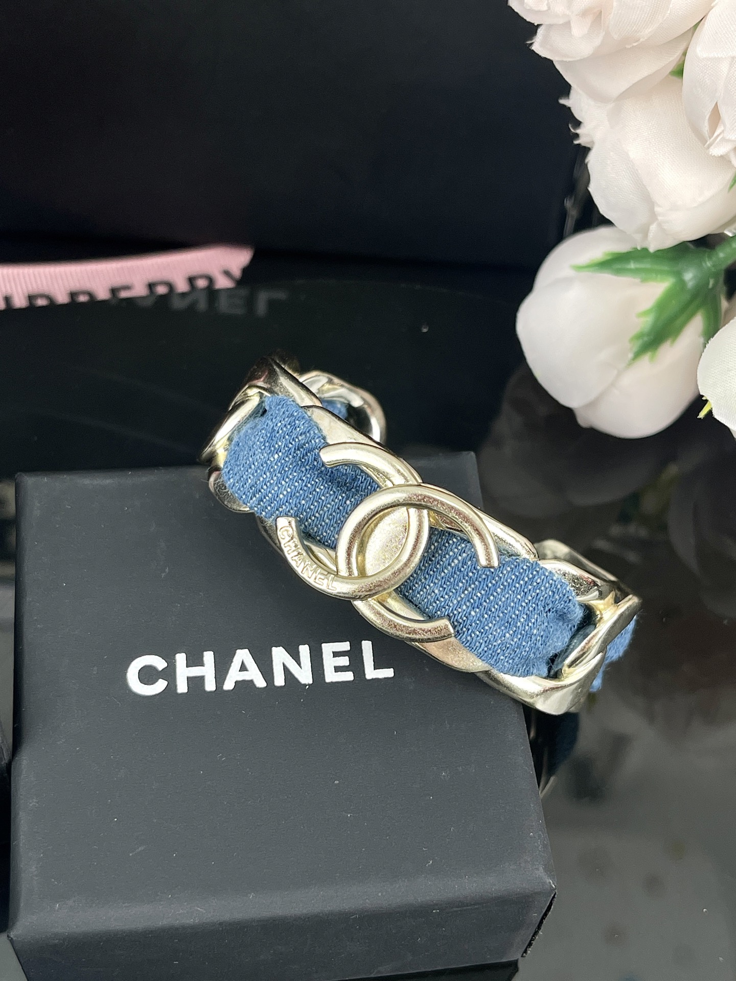 NO:359530,Xiaoxiang new style gold chain leather denim wide open bracelet, Chanel bracelet, chanel, bracelet19860909小香新款 金色 链条穿皮牛仔 宽开口手镯,香奈儿手镯,chanel,bracelet,Jewelry
