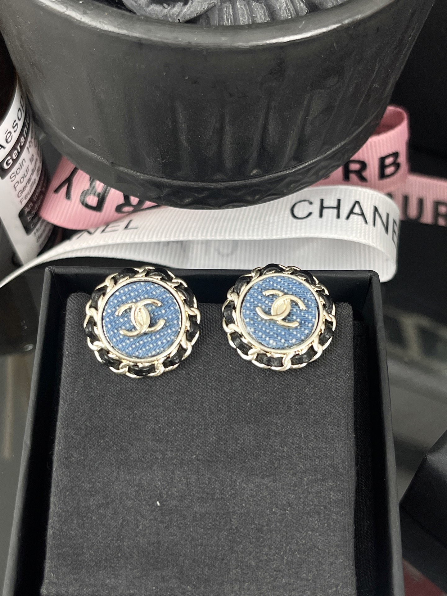 NO:359519,Xiaoxiang new style, black leather, denim blue, button shape, round earrings, Chanel earrings, chanel19860909小香新款 黑穿皮 牛仔蓝 纽扣造型 圆形耳钉,香奈儿耳钉,chanel,Jewelry