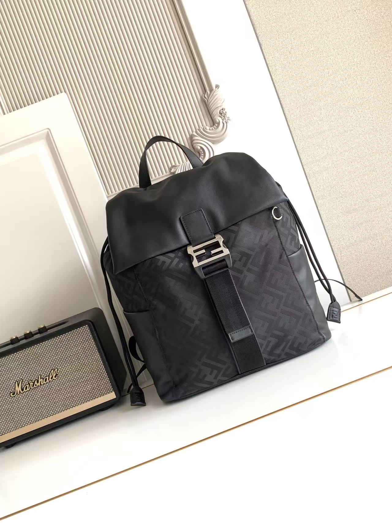 Prada Flux背包采用黑色薄垫FF尼龙材质 具有略带凸纹的高级质感 黑色光面牛皮革翻盖