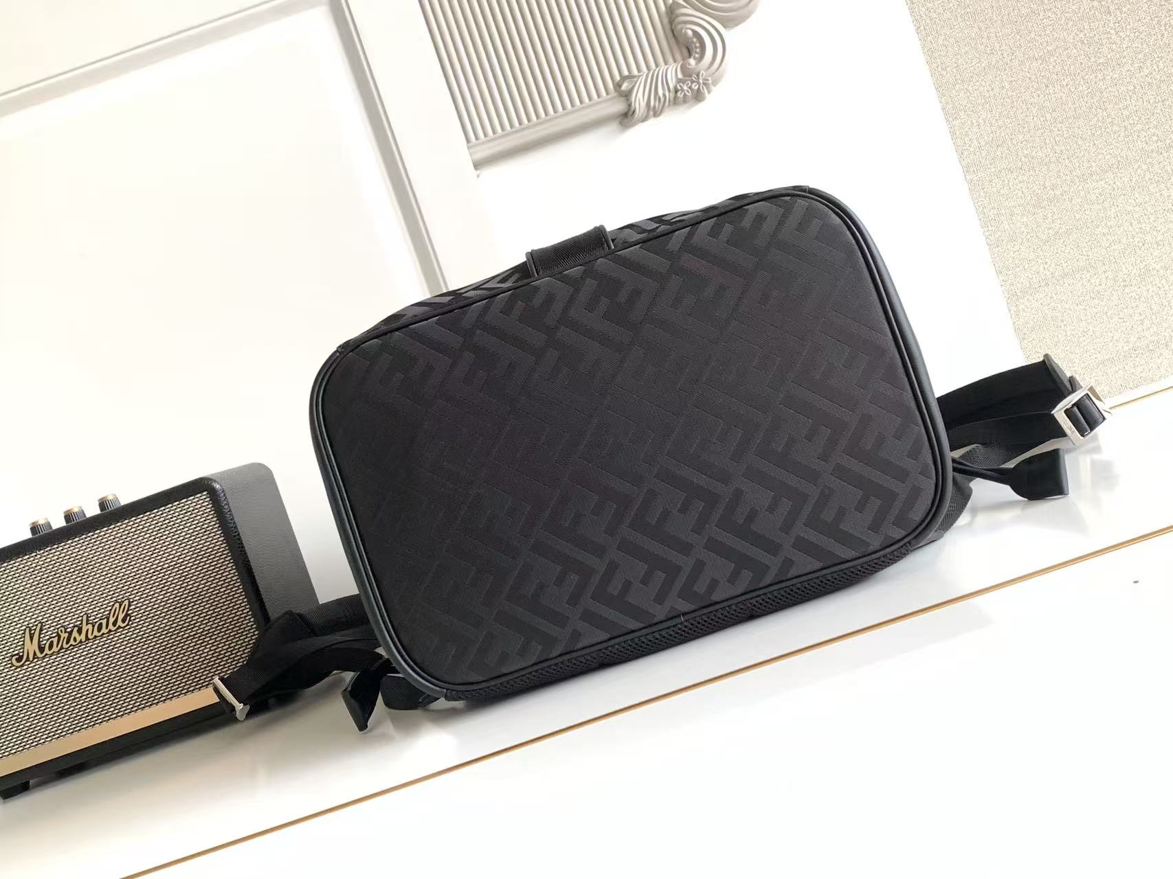 Prada Flux背包采用黑色薄垫FF尼龙材质 具有略带凸纹的高级质感 黑色光面牛皮革翻盖